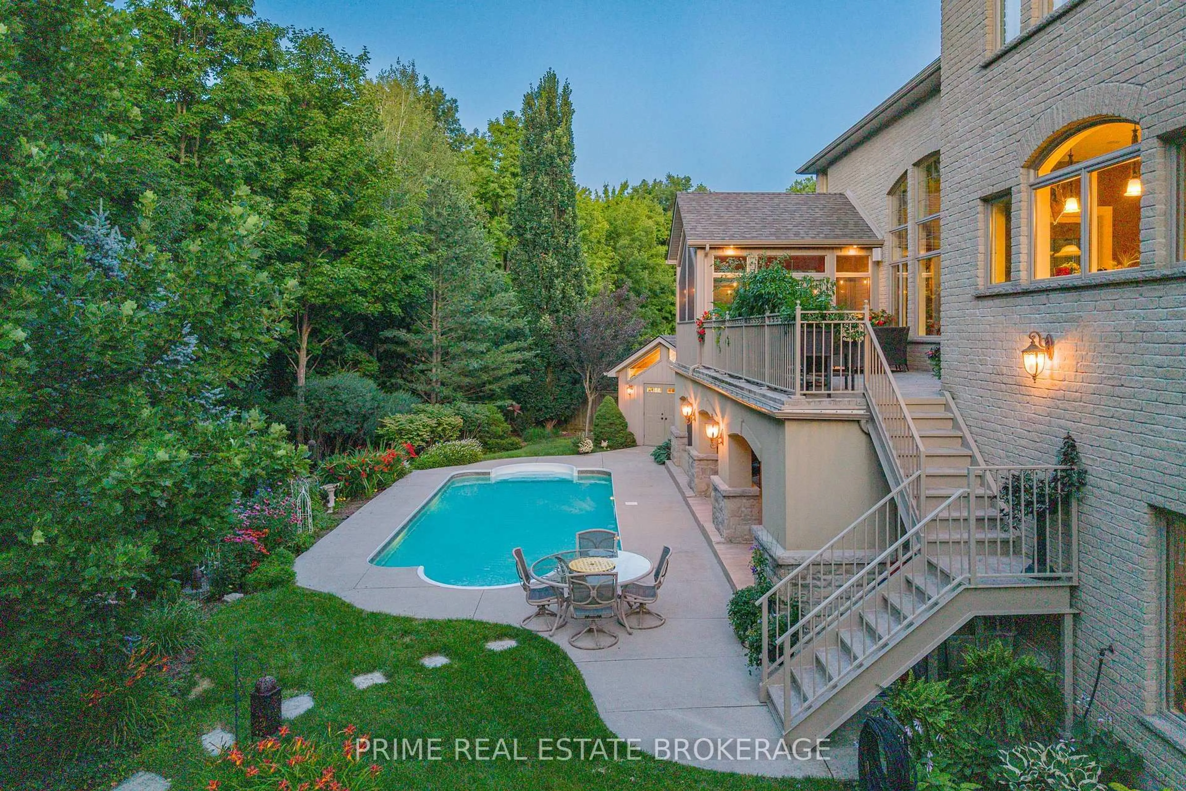 A pic from outside/outdoor area/front of a property/back of a property/a pic from drone, water/lake/river/ocean view for 565 Eagletrace Dr, London North Ontario N6G 0E8