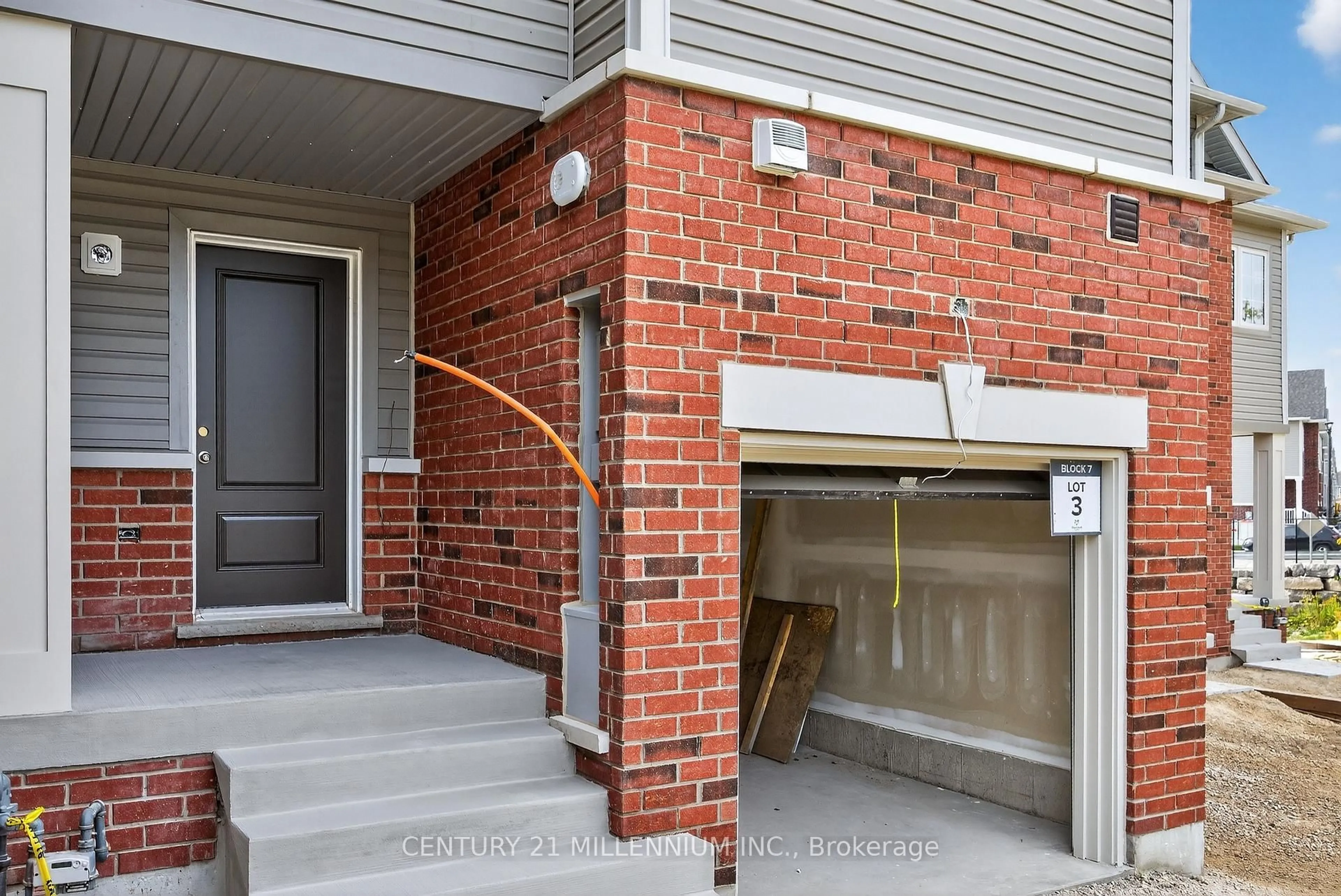 Indoor entryway for 100 Walden Dr, Shelburne Ontario L9V 3Y1