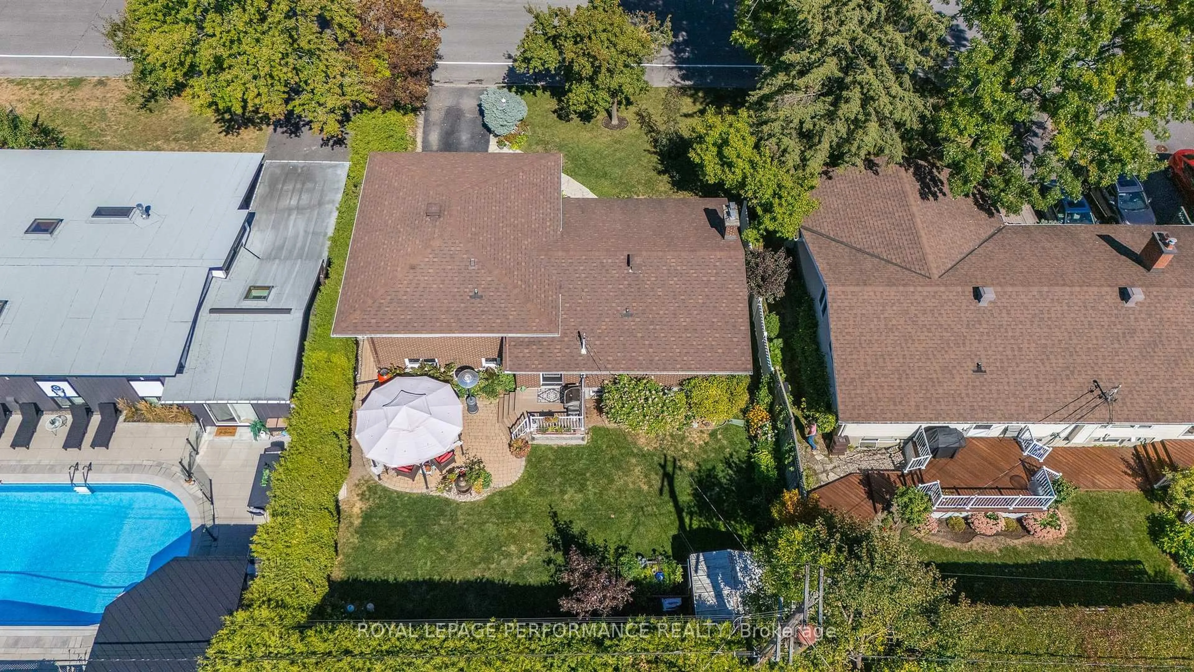 A pic from outside/outdoor area/front of a property/back of a property/a pic from drone, street for 1044 Cromwell Dr, Ottawa Ontario K1V 6K5