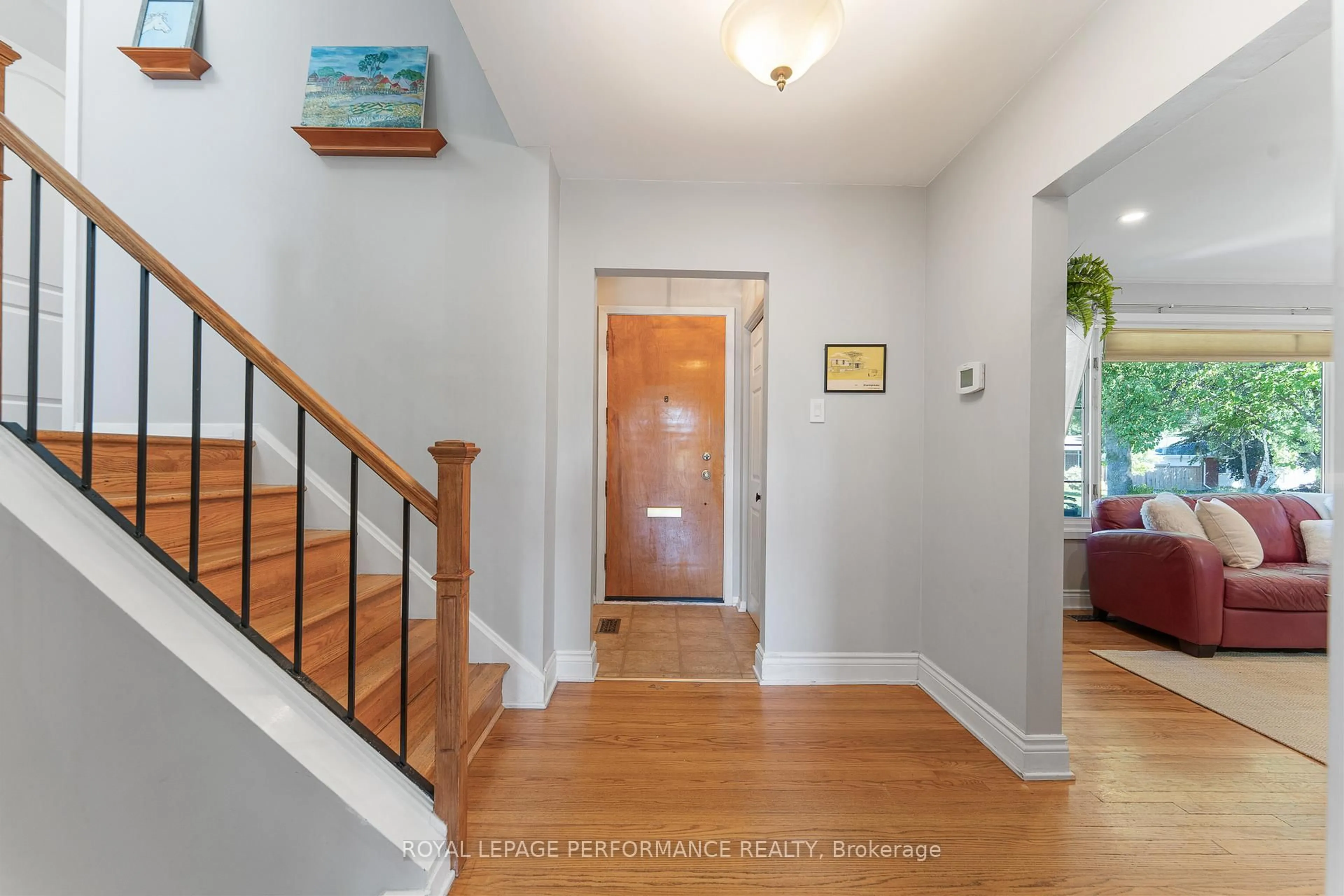 Indoor entryway for 1044 Cromwell Dr, Ottawa Ontario K1V 6K5