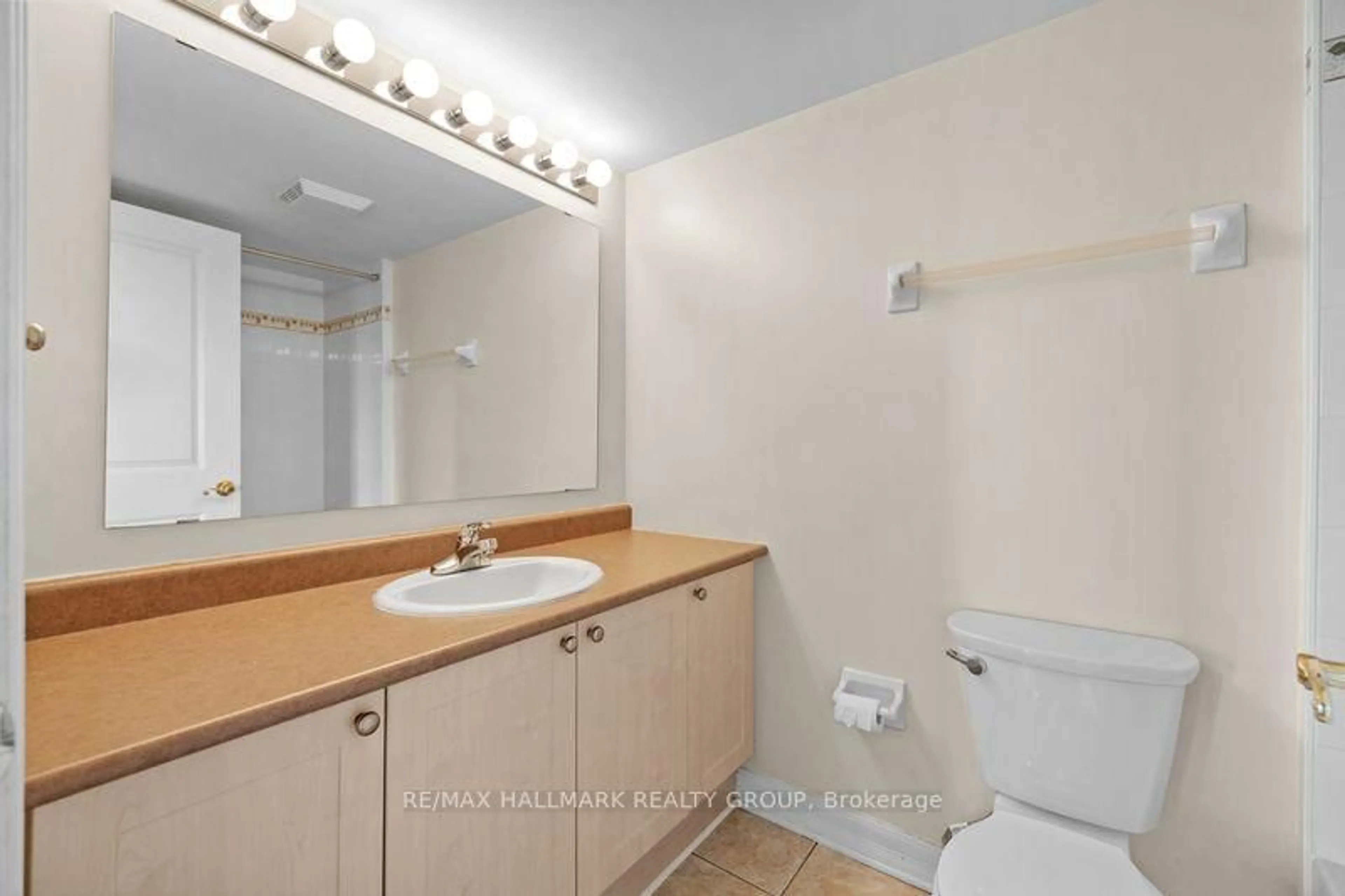 Standard bathroom, floor is not visible for 310 Central Park Dr #4C, Ottawa Ontario K2C 4G4