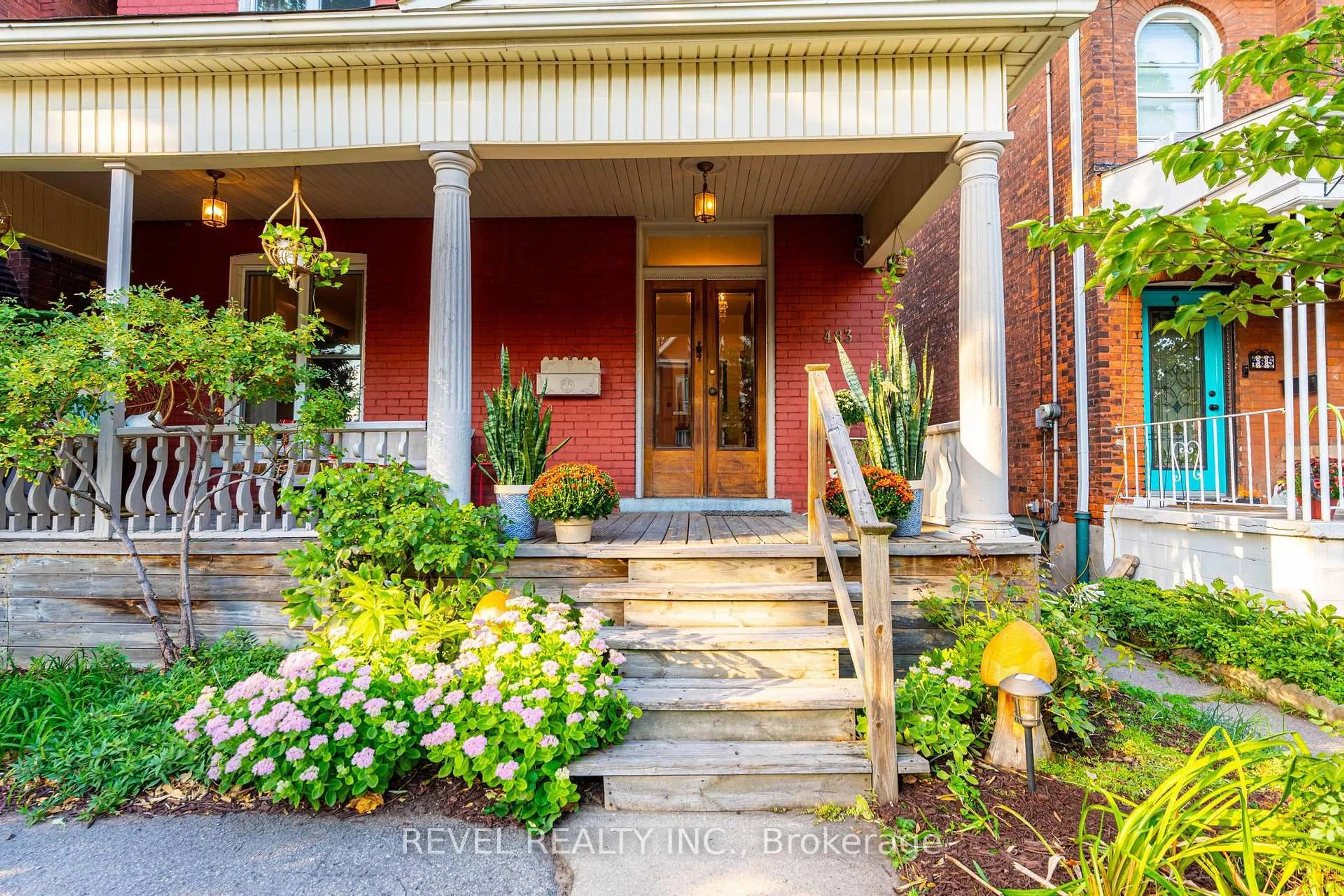 Indoor entryway for 483 King William St, Hamilton Ontario L8L 1R2