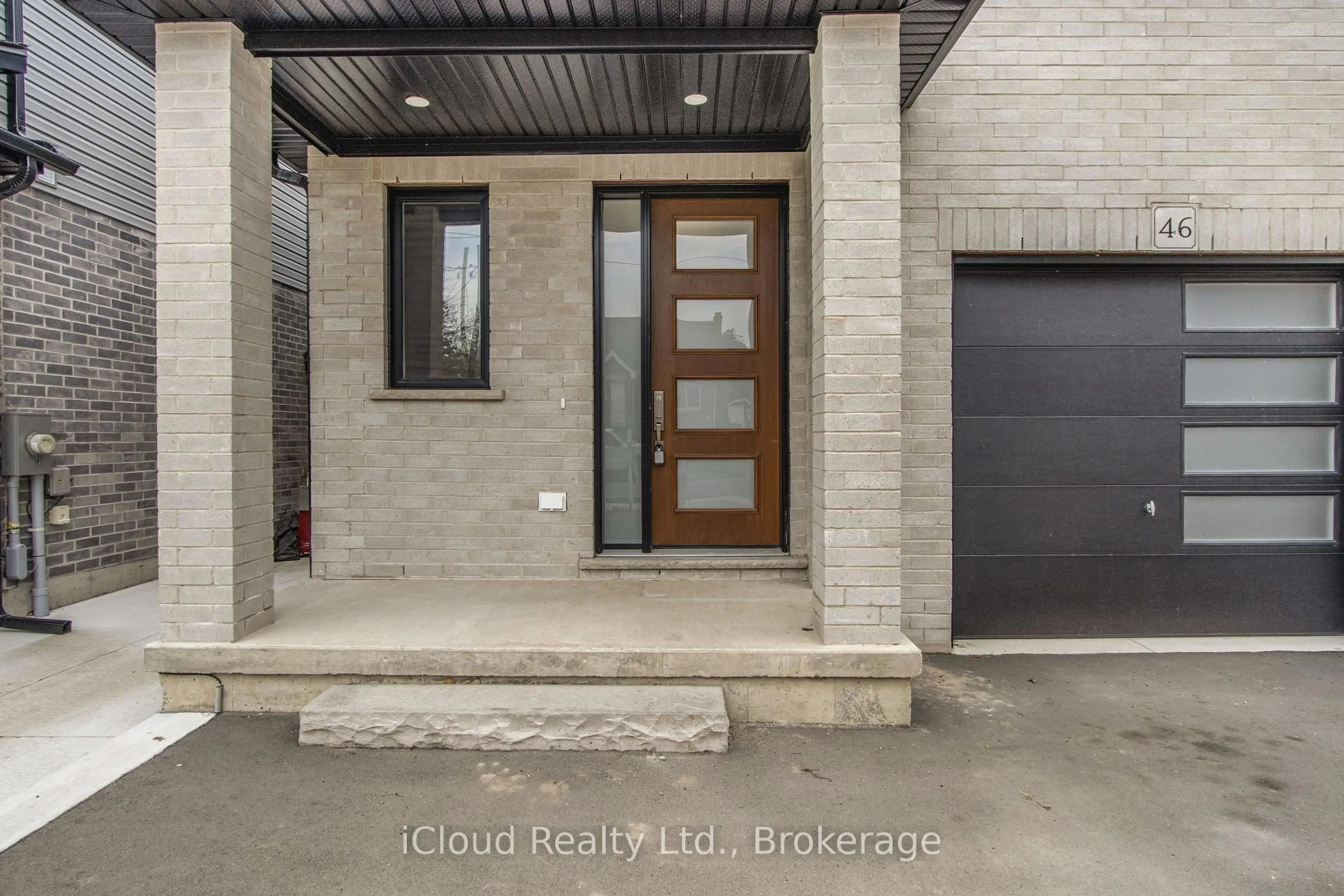Indoor entryway for 46 Lowell St, Cambridge Ontario N1R 5C9