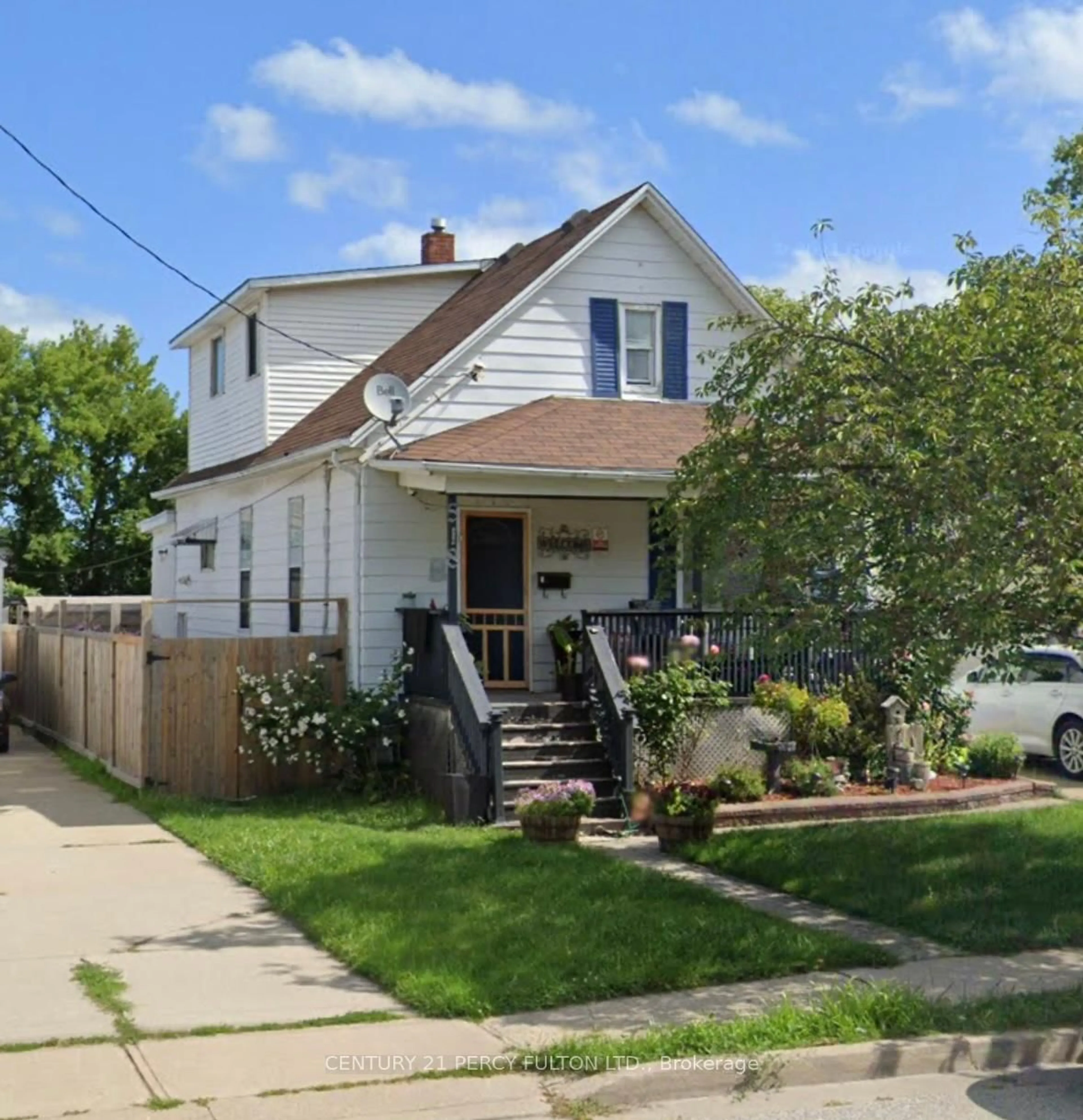 Home with vinyl exterior material, street for 518 George St, Sarnia Ontario N7T 4P9