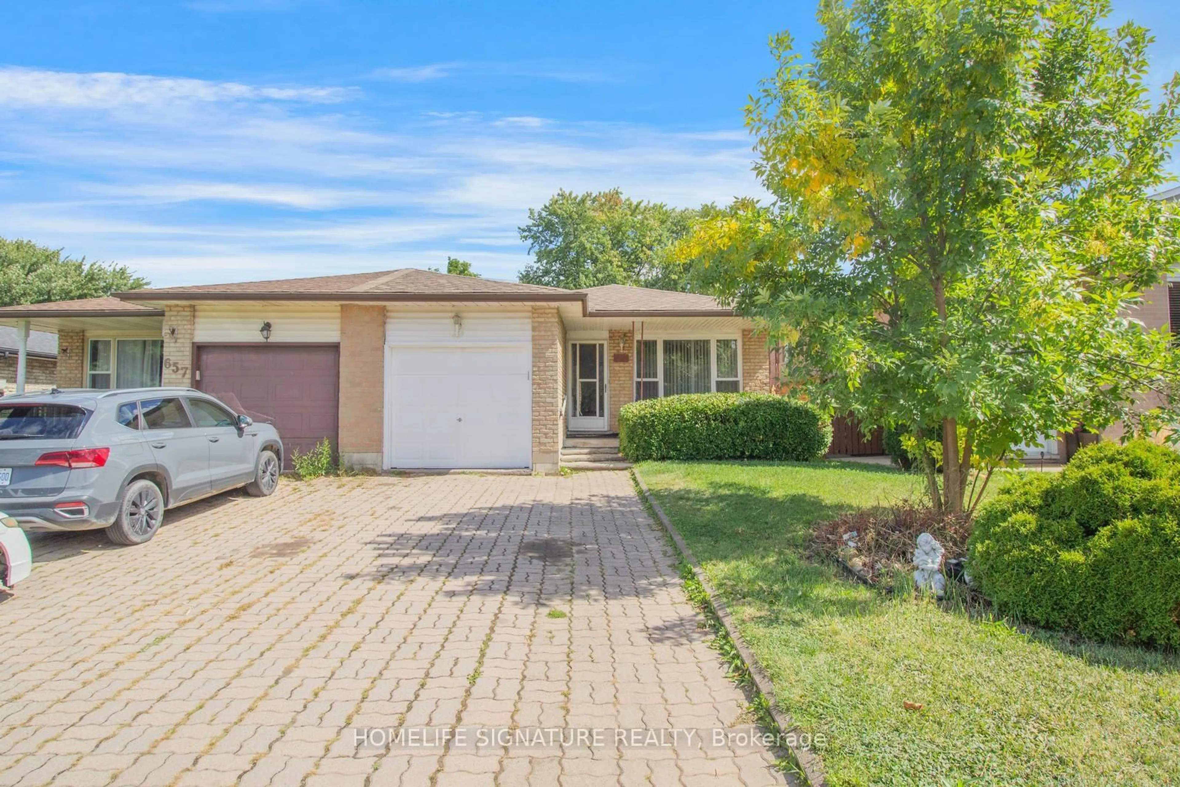 A pic from outside/outdoor area/front of a property/back of a property/a pic from drone, street for 659 Upper Horning Rd, Hamilton Ontario L9C 7R3