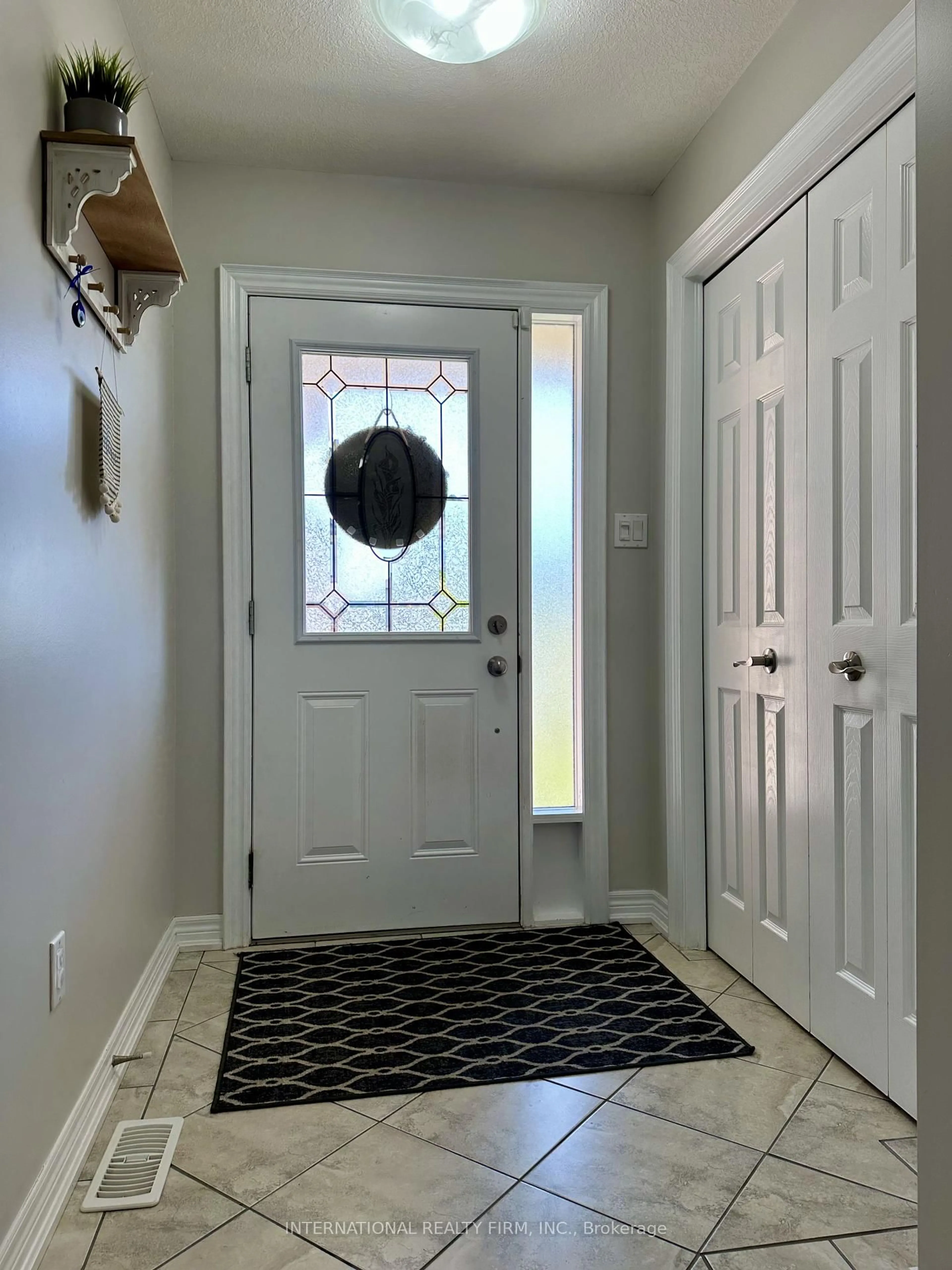 Indoor entryway for 1409 Old Zeller Dr, Kitchener Ontario N2A 4M8