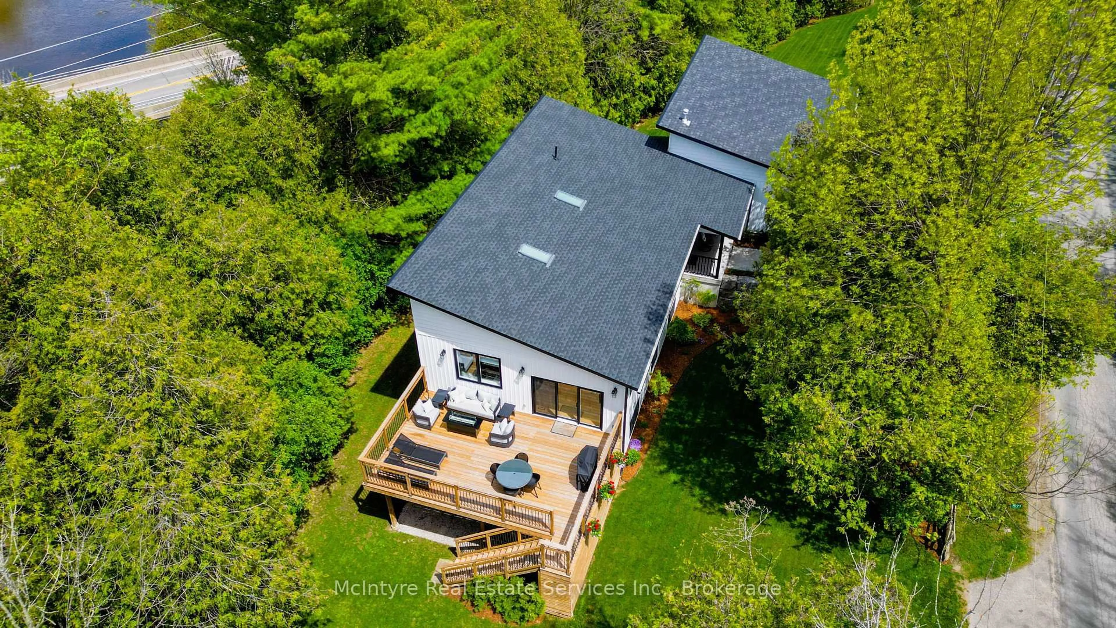 A pic from outside/outdoor area/front of a property/back of a property/a pic from drone, unknown for 1071 Rivers Edge Dr, Woolwich Ontario N0B 2V0