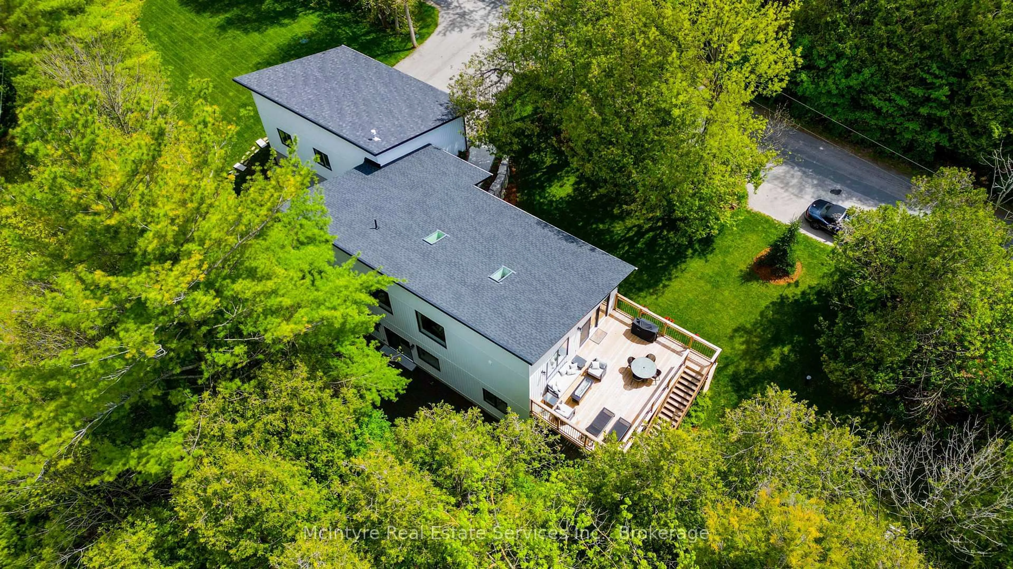 A pic from outside/outdoor area/front of a property/back of a property/a pic from drone, unknown for 1071 Rivers Edge Dr, Woolwich Ontario N0B 2V0