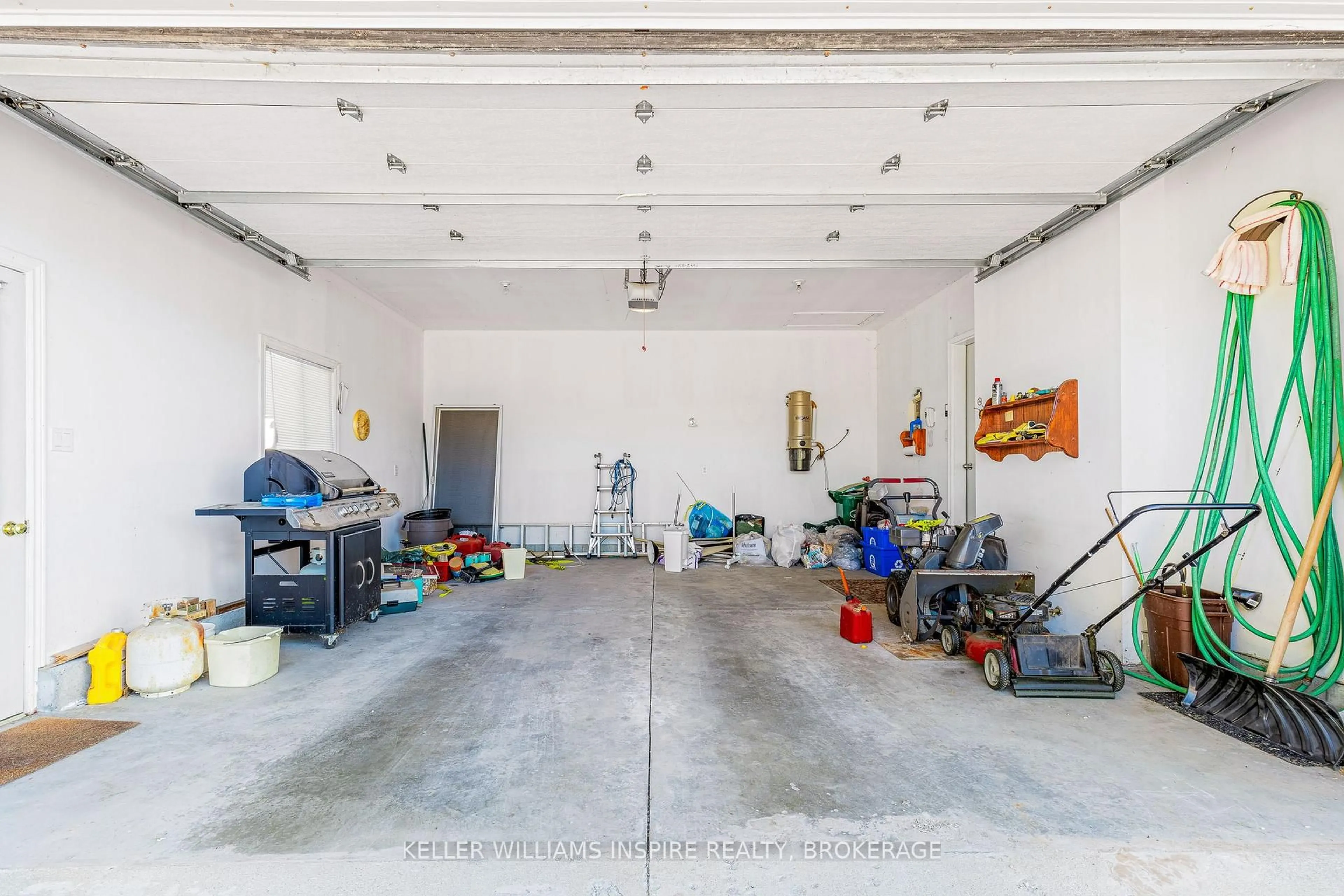 Indoor garage for 82 Northumberland Blvd, Quinte West Ontario K8V 6W2