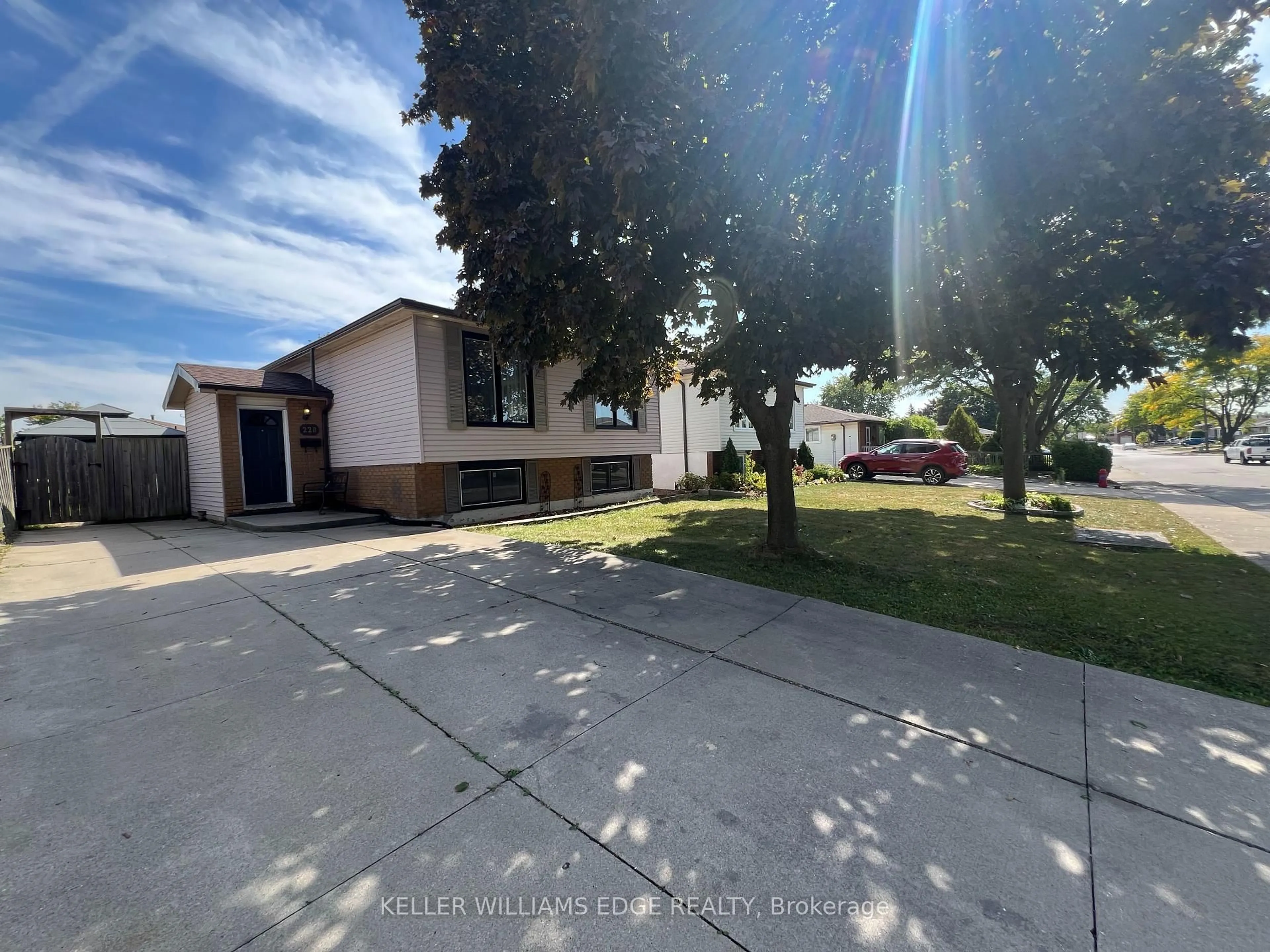 A pic from outside/outdoor area/front of a property/back of a property/a pic from drone, street for 228 Lawnhurst Crt, Hamilton Ontario L8V 4R4