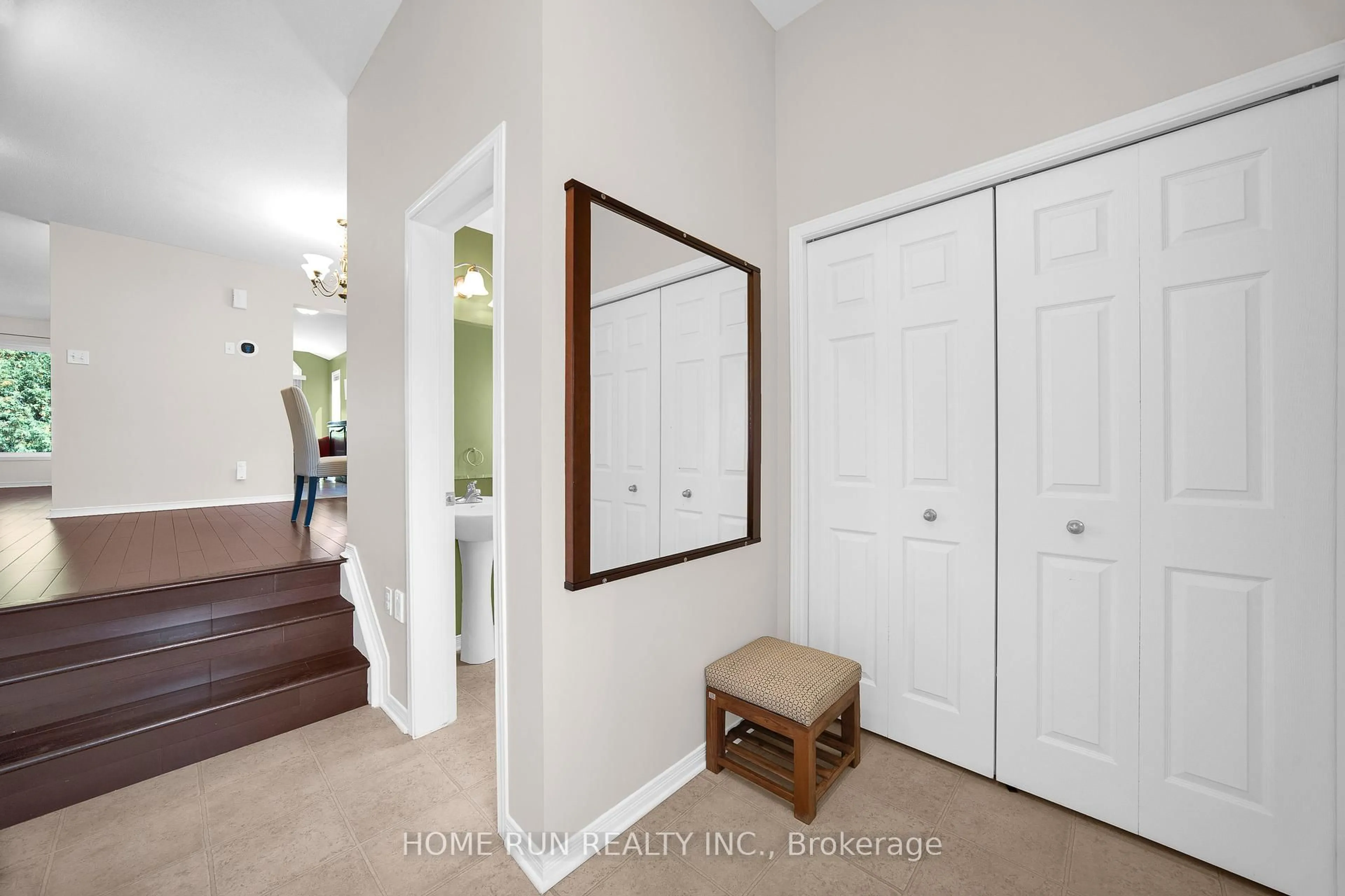 Indoor entryway for 1629 HENRI LAUZON St, Ottawa Ontario K1C 7R7