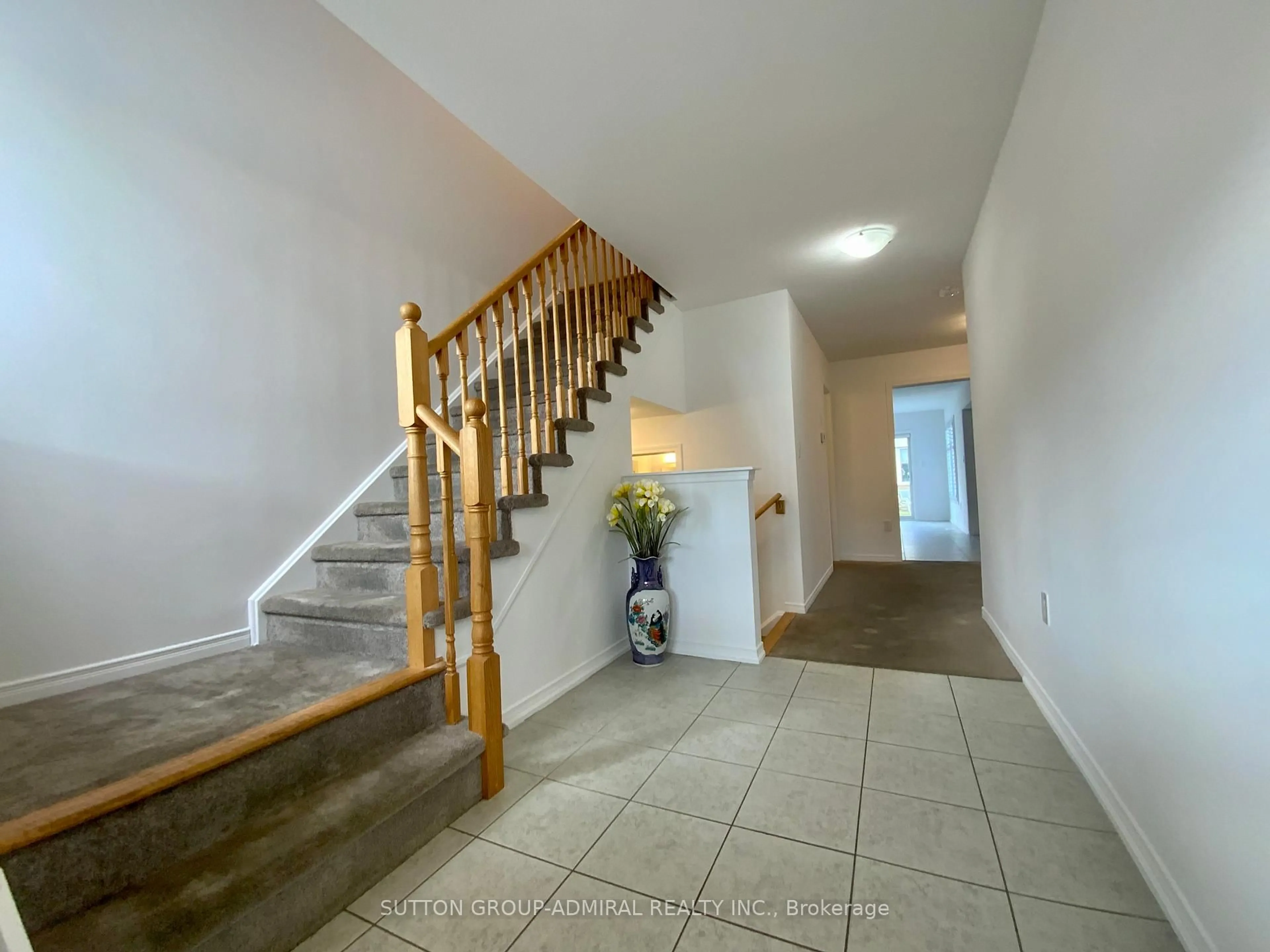 Indoor foyer for 10 Beatty Ave, Thorold Ontario L3B 0E9