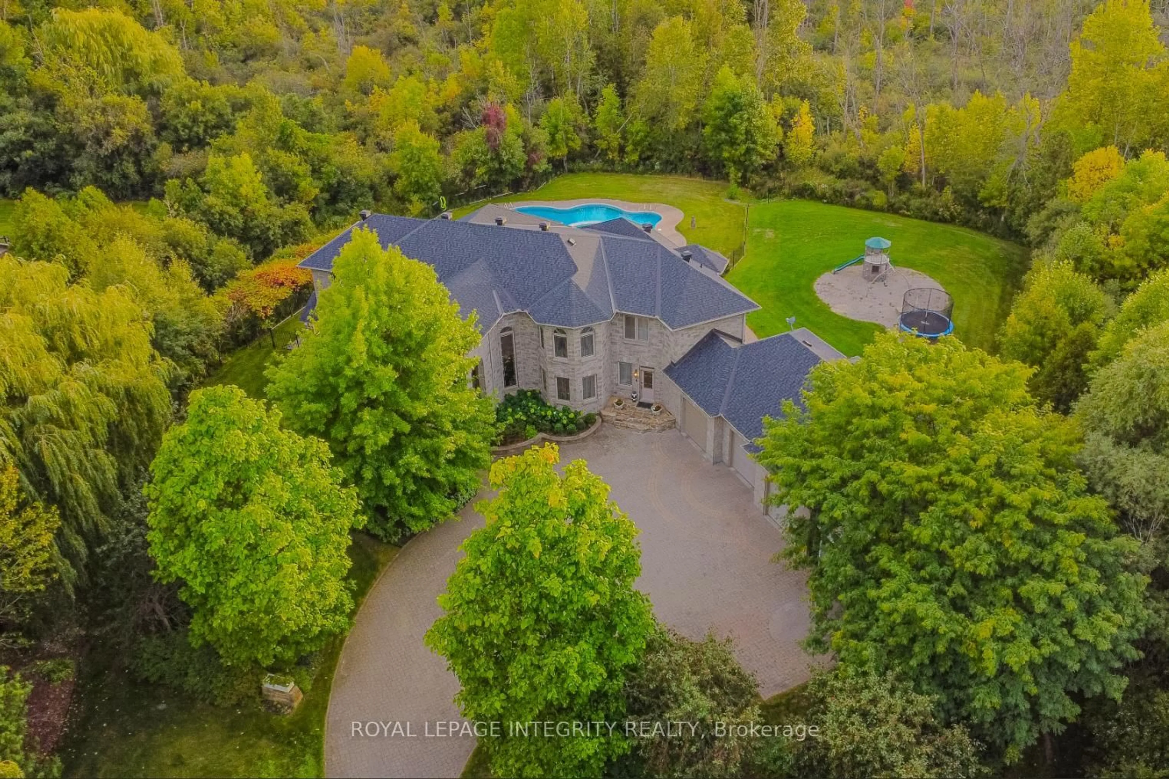 A pic from outside/outdoor area/front of a property/back of a property/a pic from drone, unknown for 5884 Earlscourt Cres, Ottawa Ontario K4M 1K2