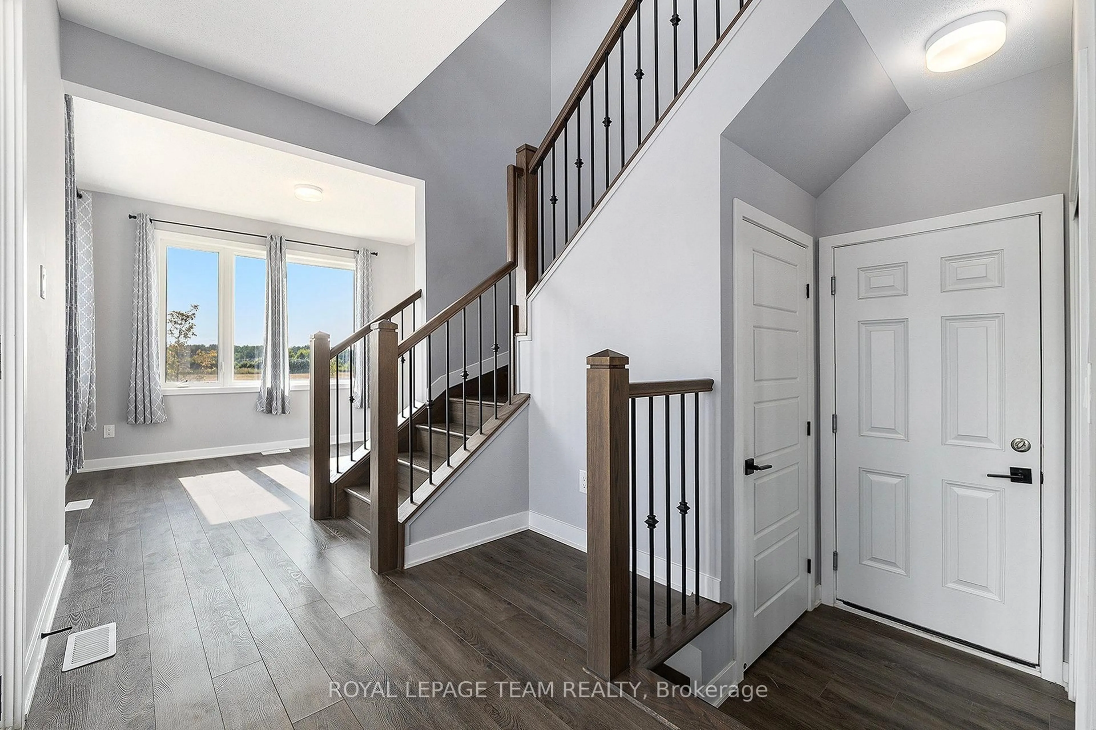 Indoor entryway for 165 Yearling Circ, Richmond Ontario K0A 2Z0