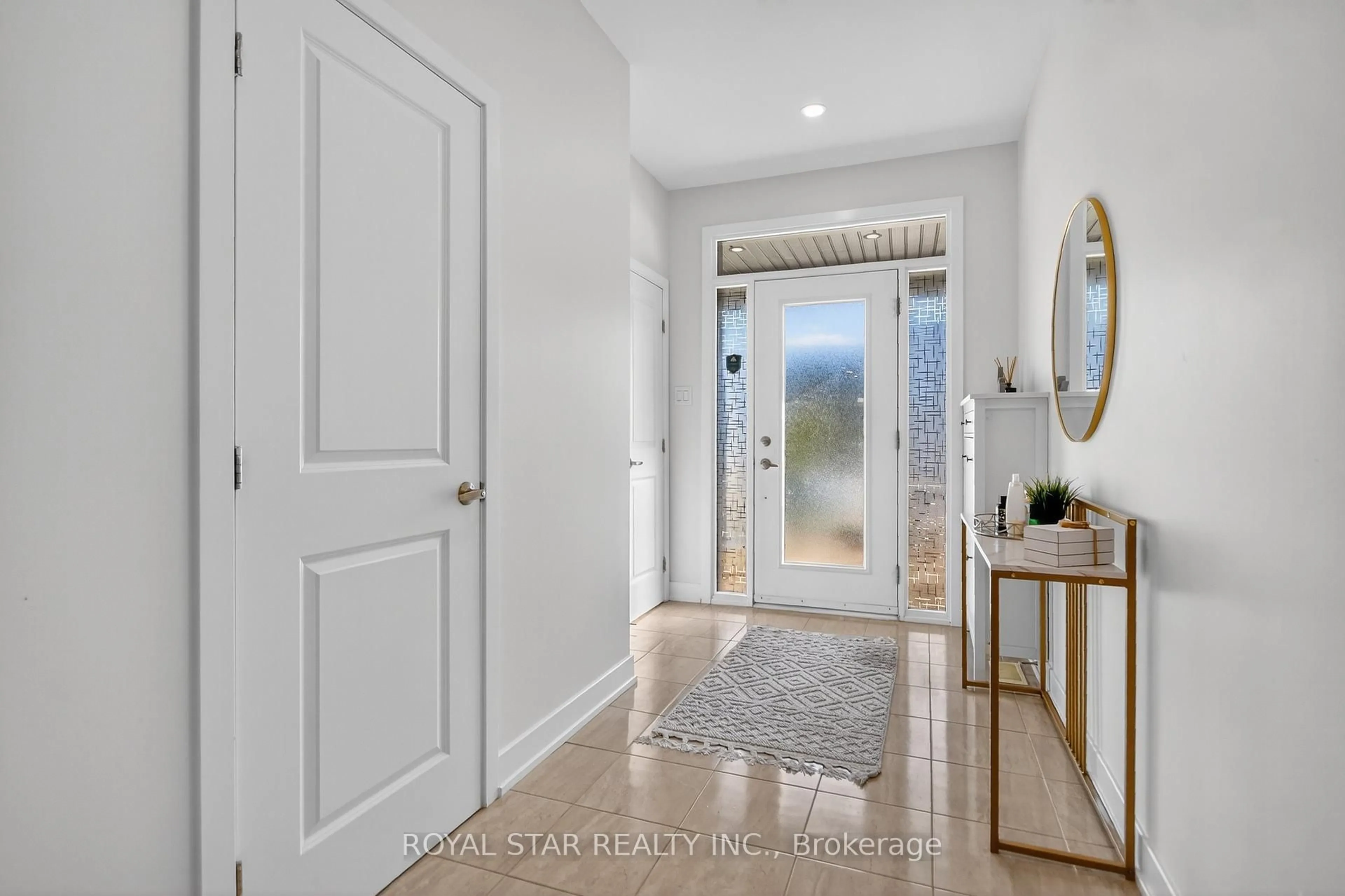 Indoor entryway for 870 Solarium Ave, Ottawa Ontario K4M 0H1