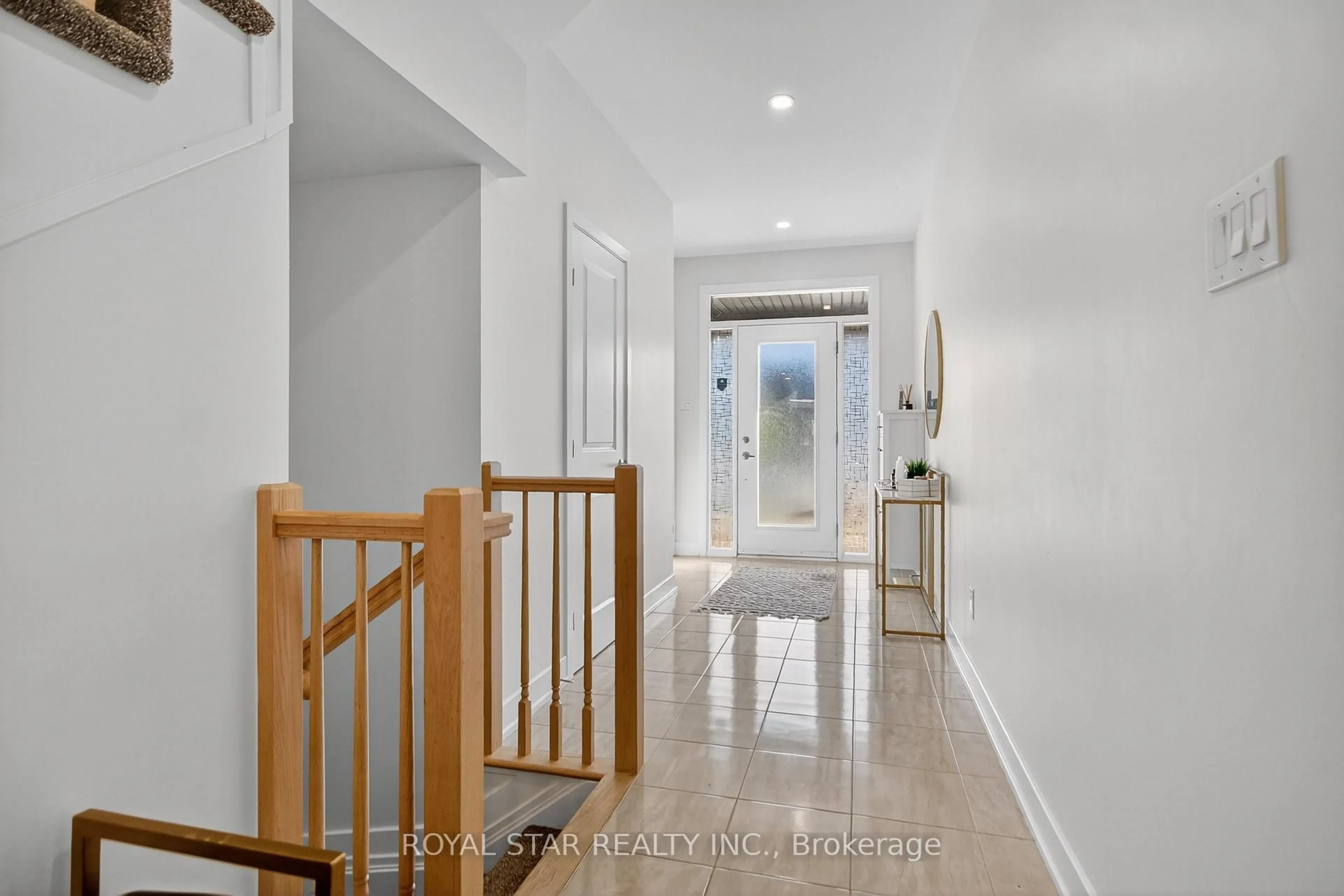 Indoor entryway for 870 Solarium Ave, Ottawa Ontario K4M 0H1