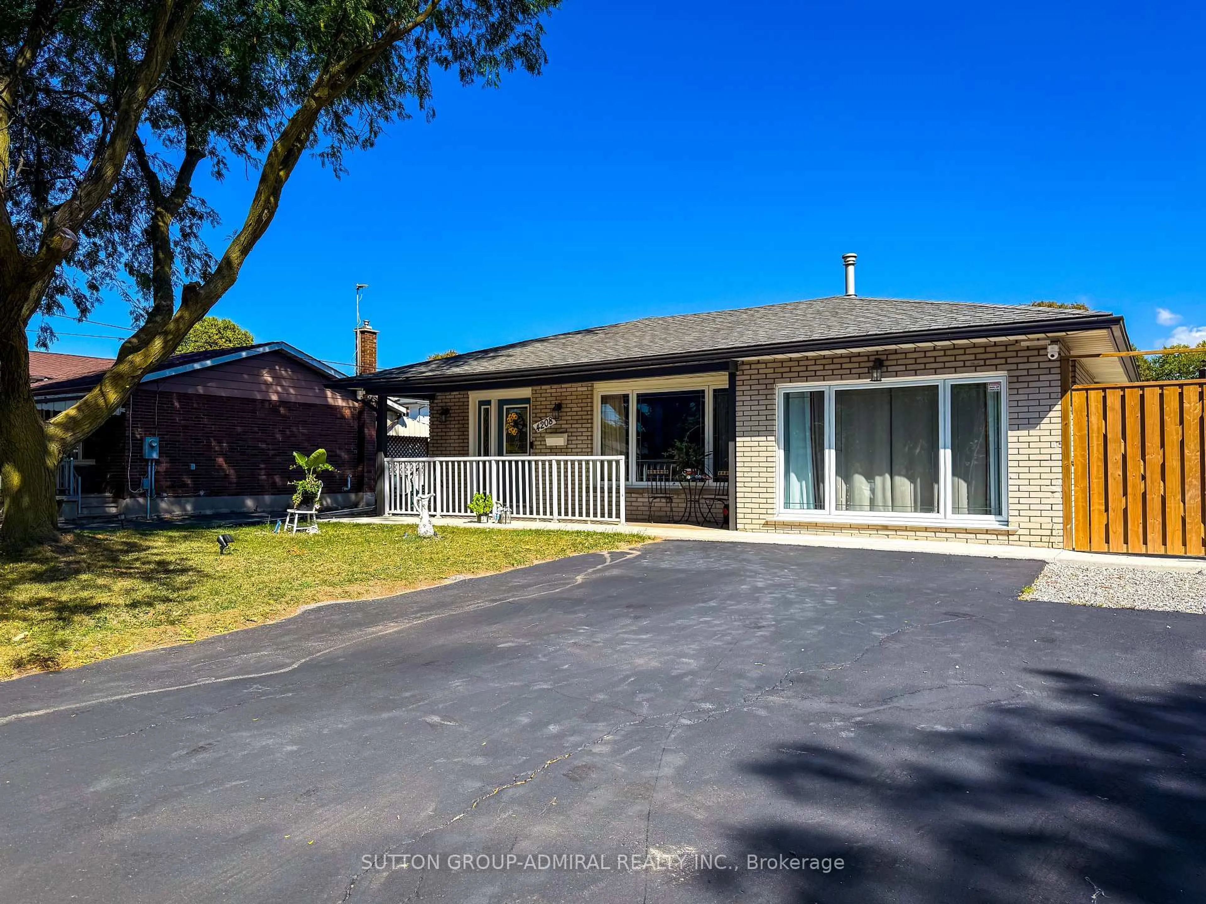 A pic from outside/outdoor area/front of a property/back of a property/a pic from drone, street for 4208 Dorchester Rd, Niagara Falls Ontario L2E 6N2