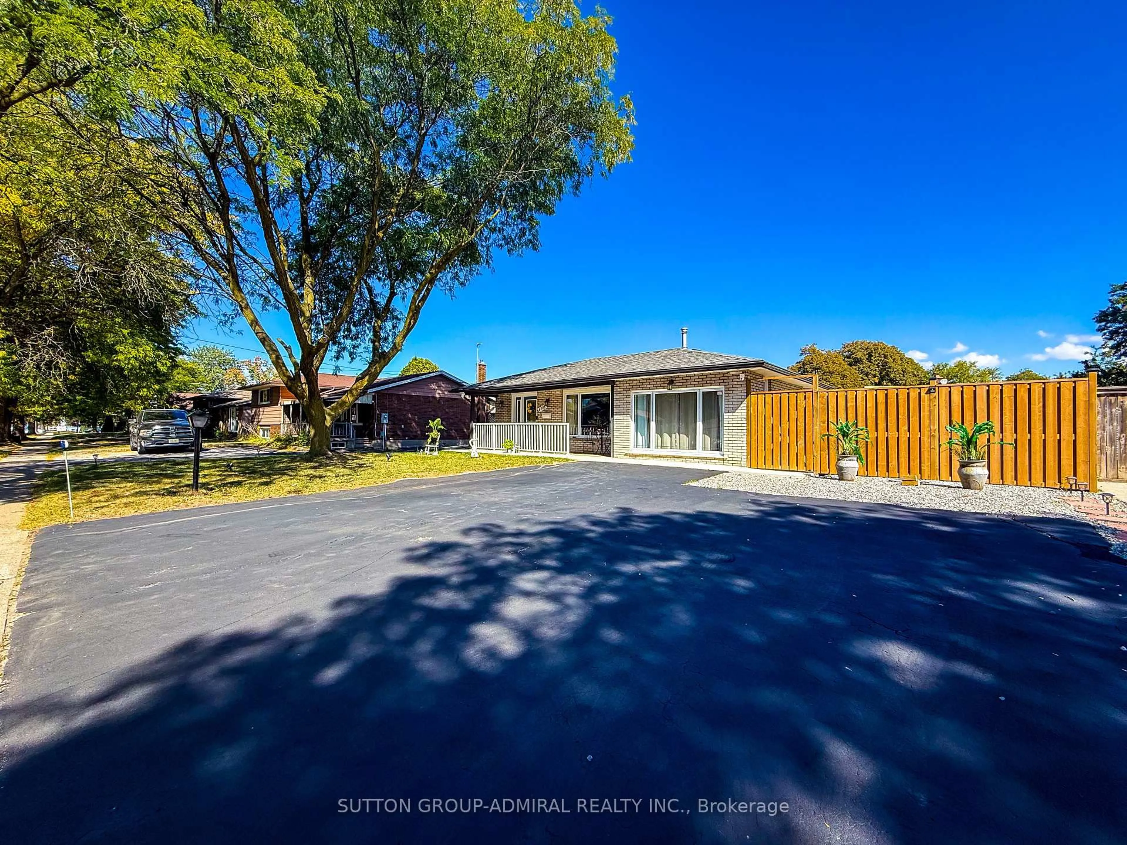 A pic from outside/outdoor area/front of a property/back of a property/a pic from drone, street for 4208 Dorchester Rd, Niagara Falls Ontario L2E 6N2