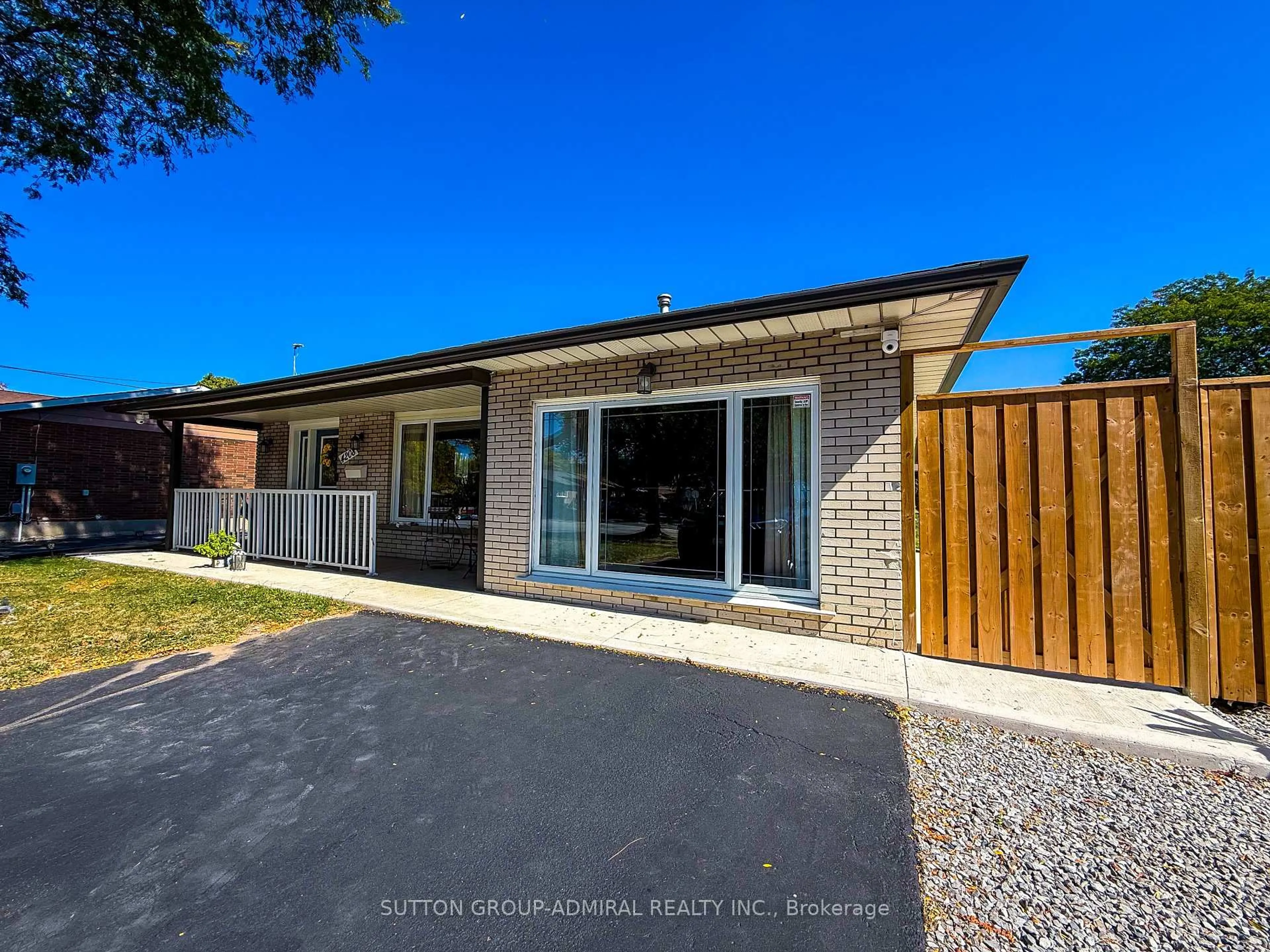 A pic from outside/outdoor area/front of a property/back of a property/a pic from drone, street for 4208 Dorchester Rd, Niagara Falls Ontario L2E 6N2