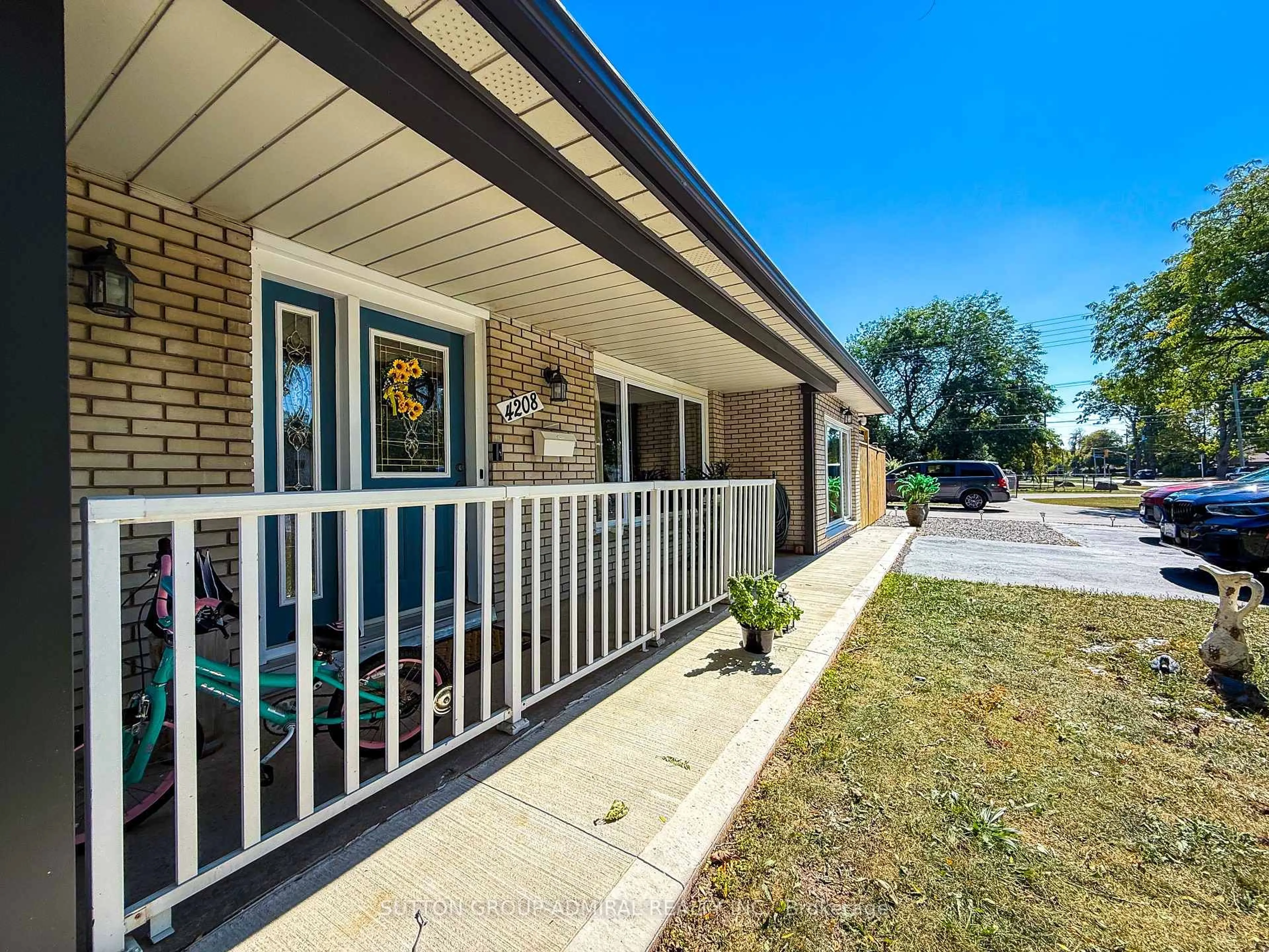 Home with vinyl exterior material, street for 4208 Dorchester Rd, Niagara Falls Ontario L2E 6N2
