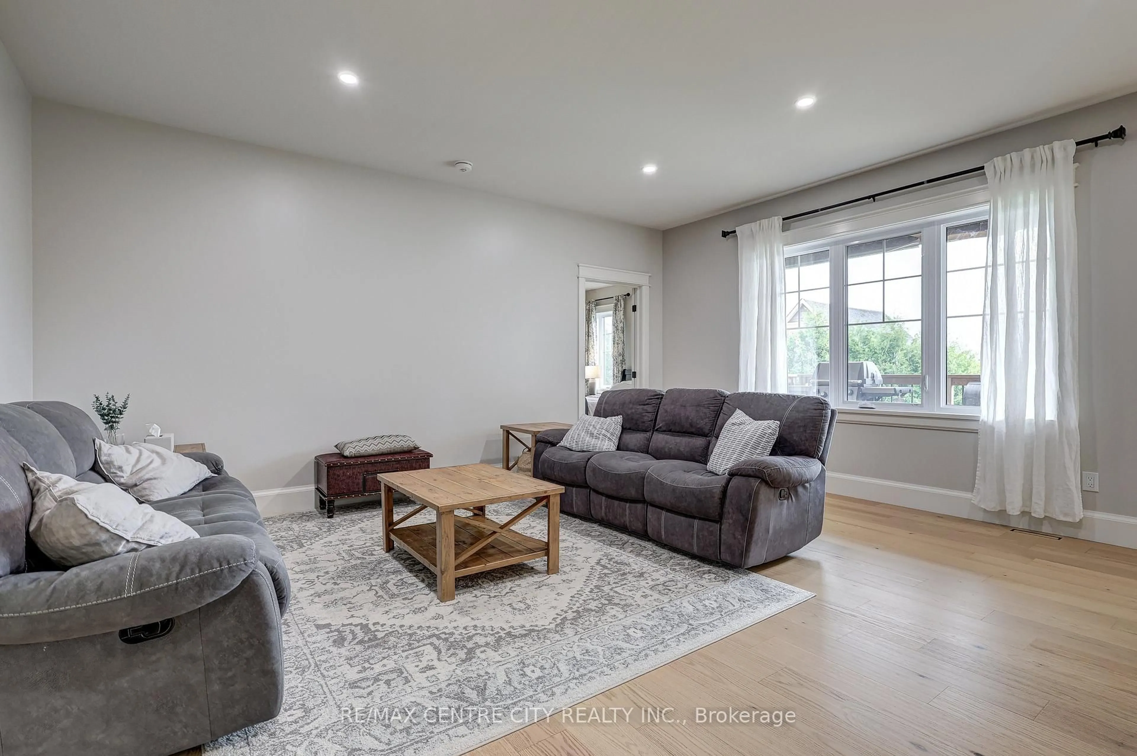 Living room with furniture, unknown for 8 Oak St, Bayham Ontario N0J 1Z0