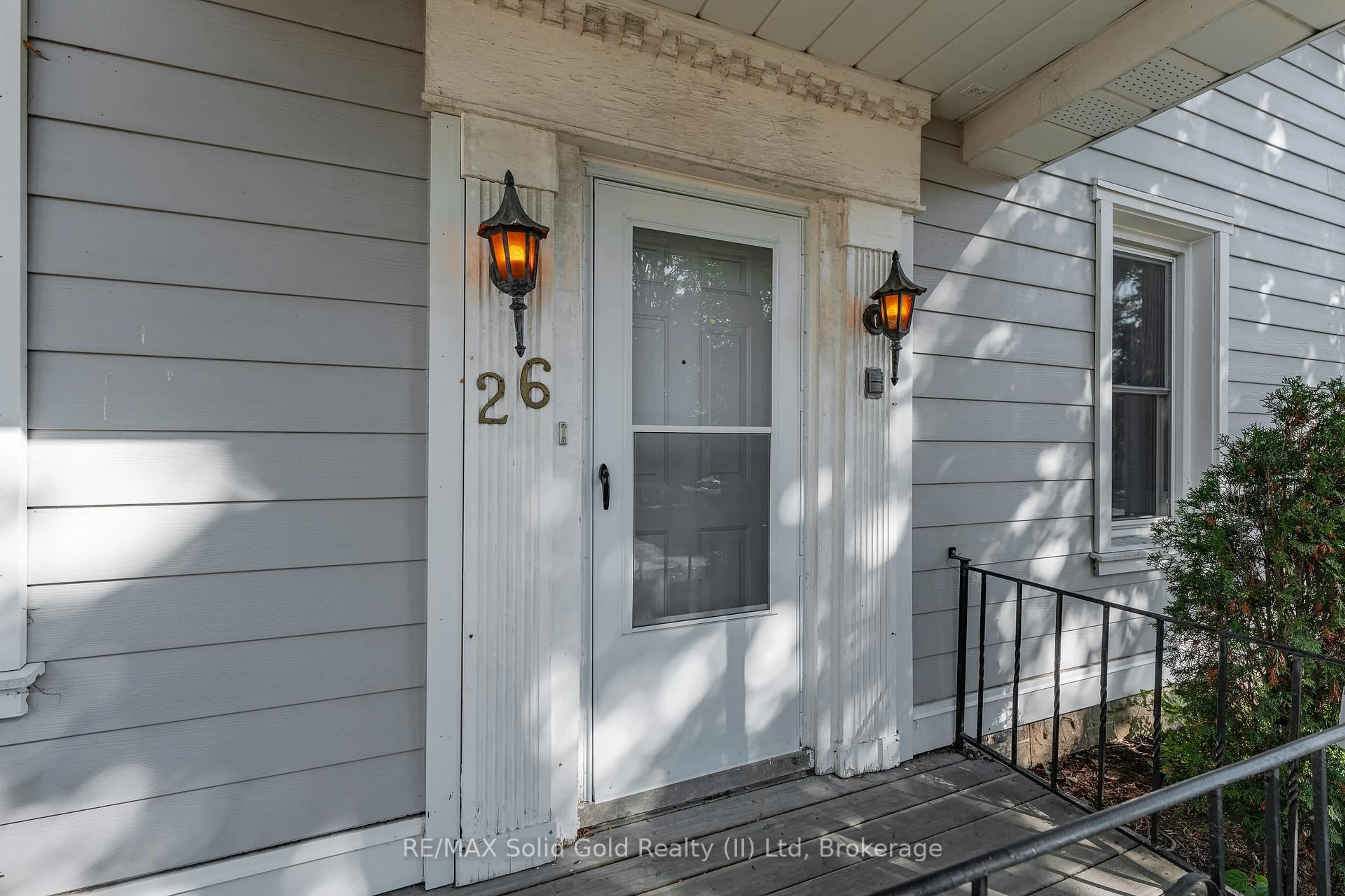 Indoor entryway for 26 Dumfries St, Cambridge Ontario N1S 1Y7