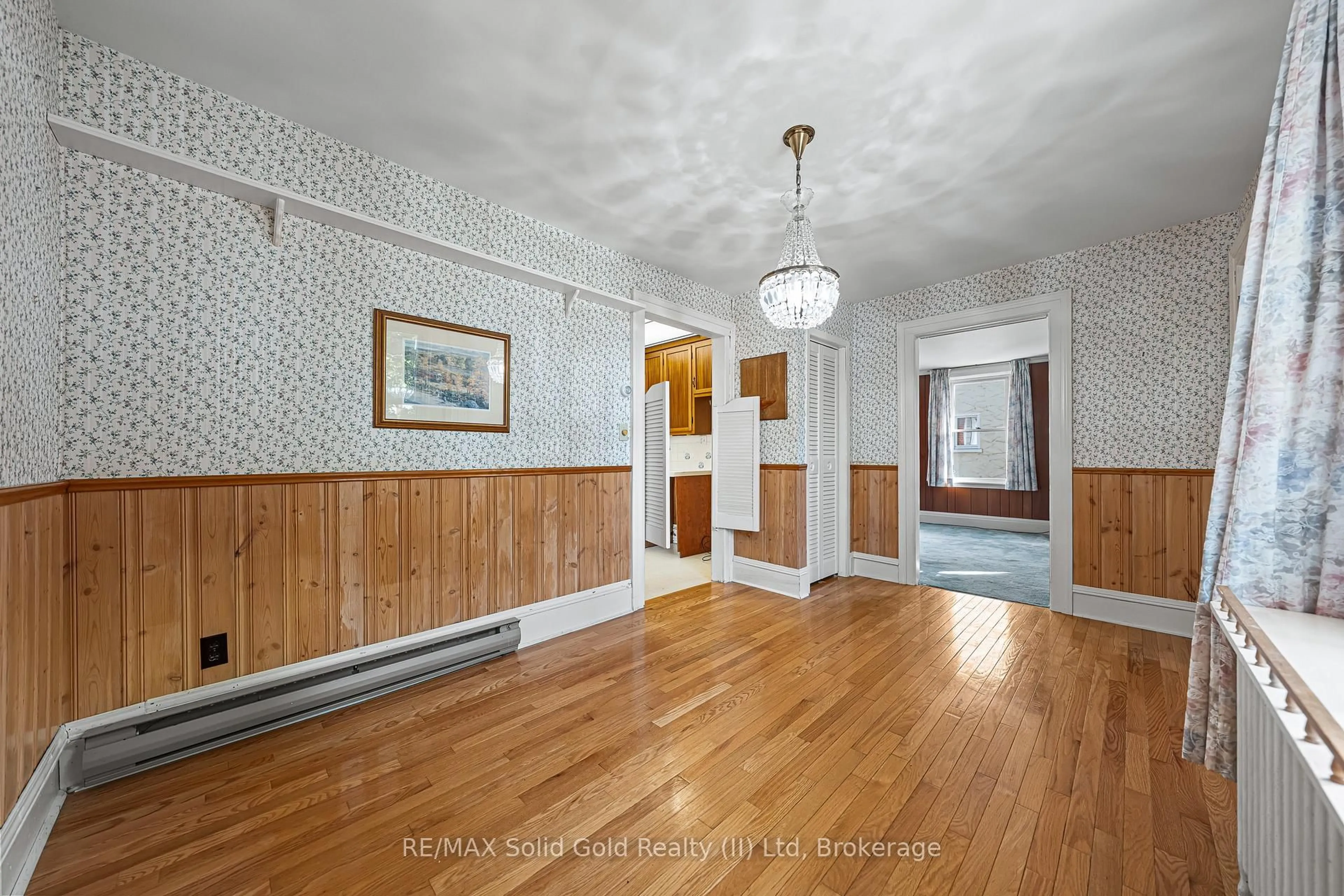 Indoor foyer for 26 Dumfries St, Cambridge Ontario N1S 1Y7