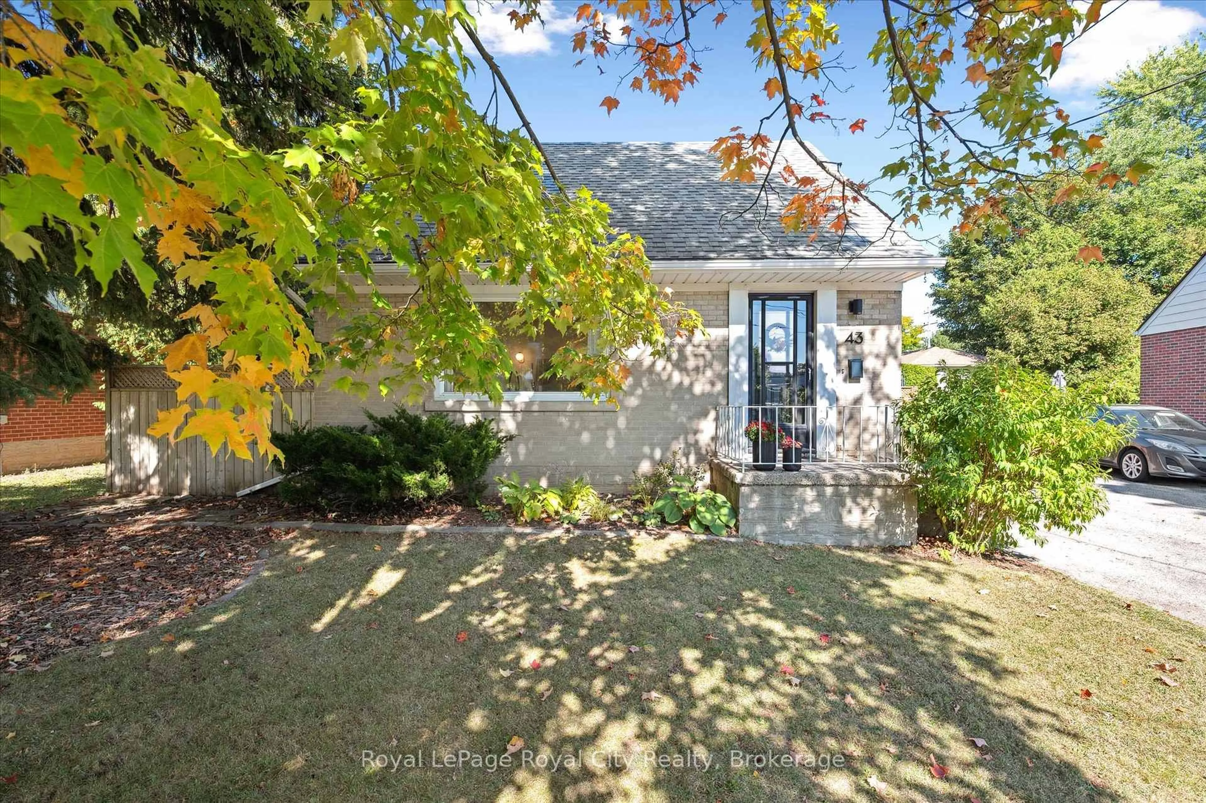 A pic from outside/outdoor area/front of a property/back of a property/a pic from drone, street for 43 Vancouver Dr, Guelph Ontario N1E 2E7