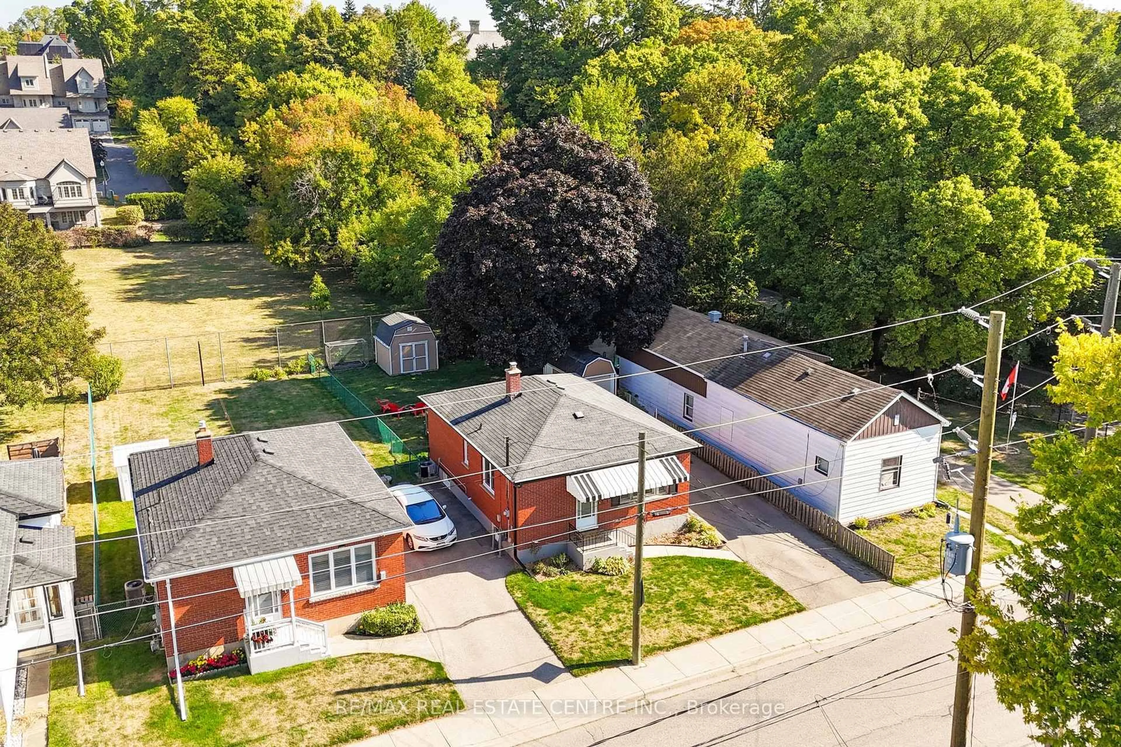 A pic from outside/outdoor area/front of a property/back of a property/a pic from drone, street for 49 Spring St, Brantford Ontario N3T 4M6