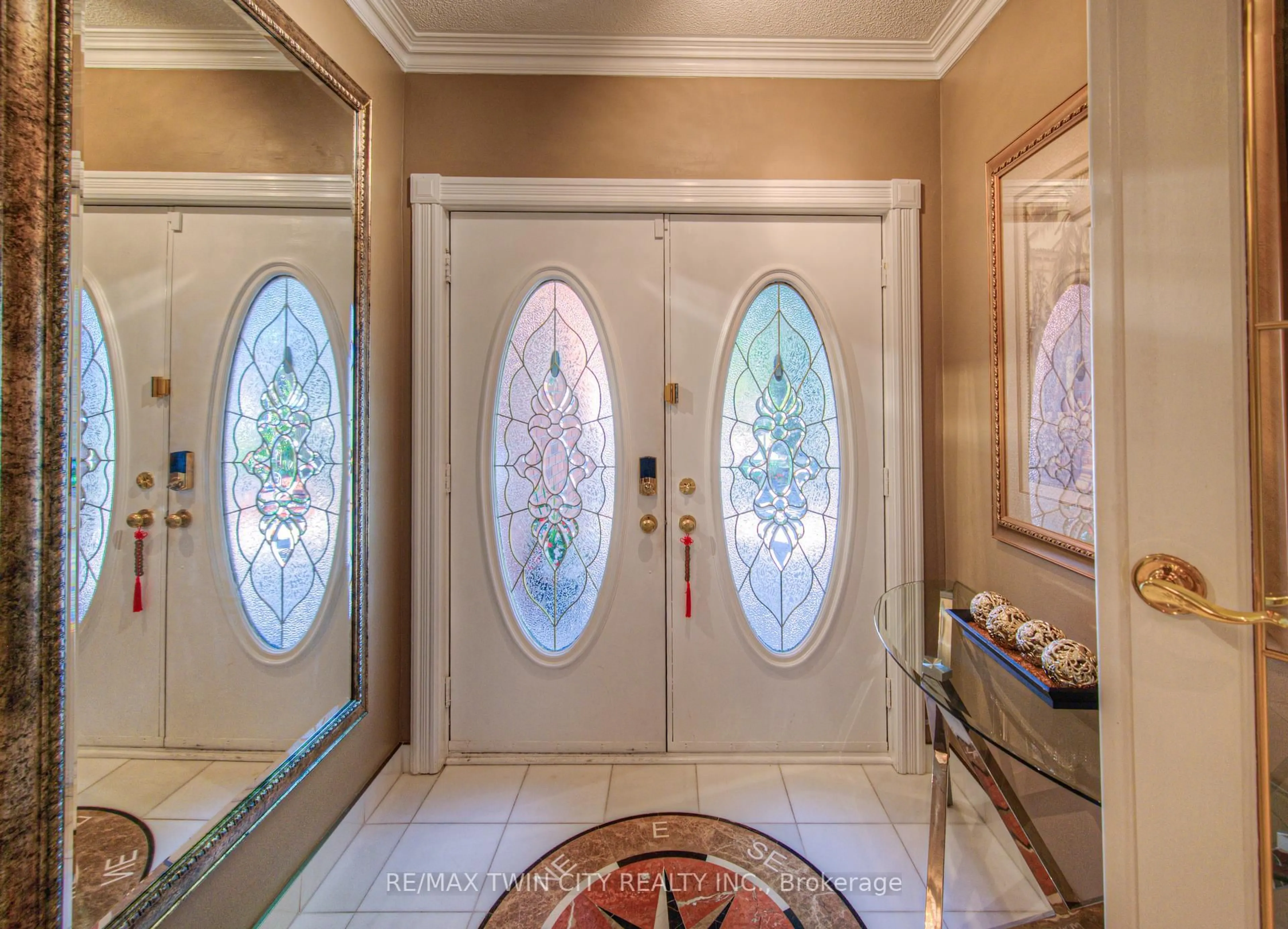Indoor entryway for 6 Osprey Crt, Cambridge Ontario N1T 1N9
