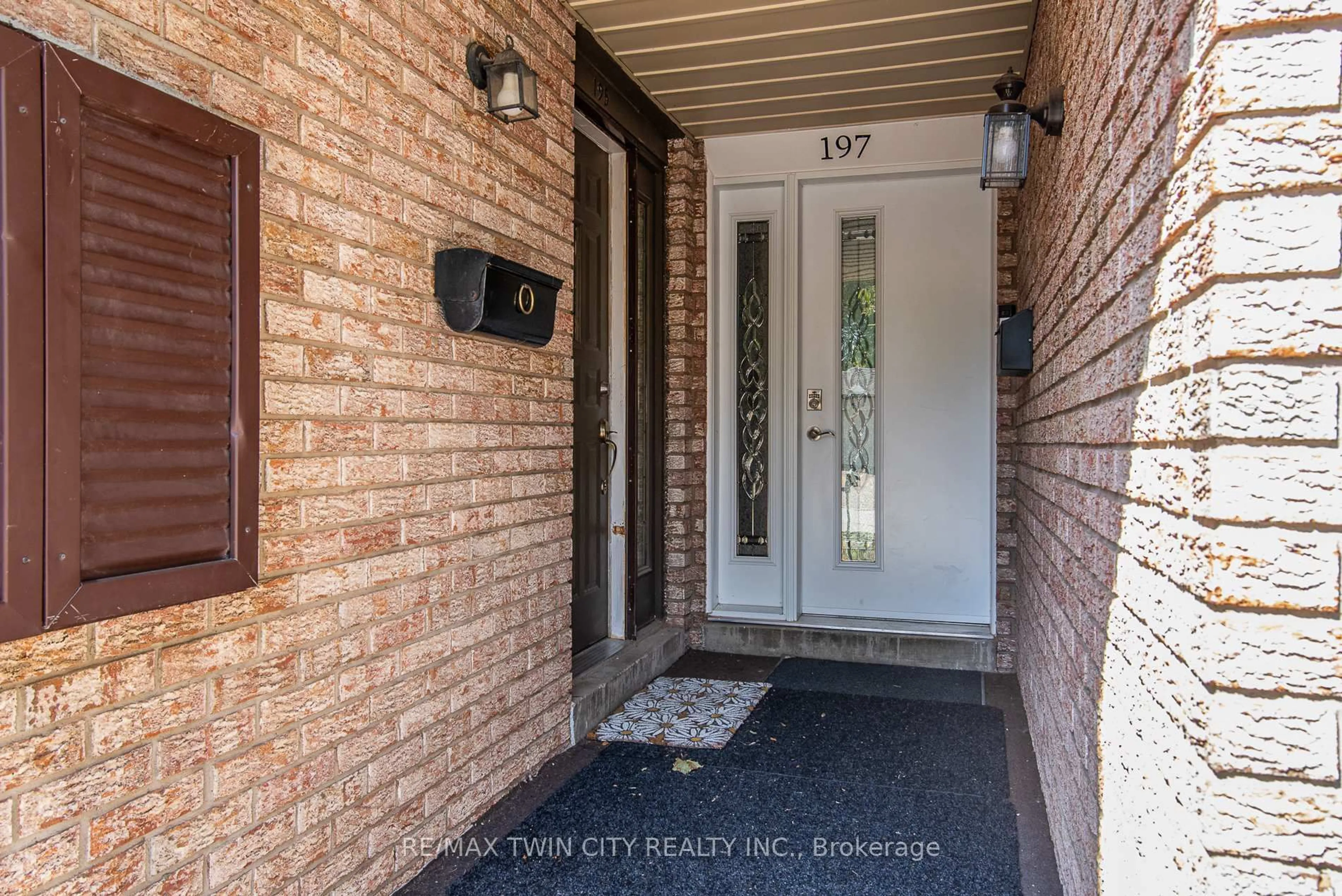 Indoor entryway for 197 Silver Aspen Cres, Kitchener Ontario N2N 1H5