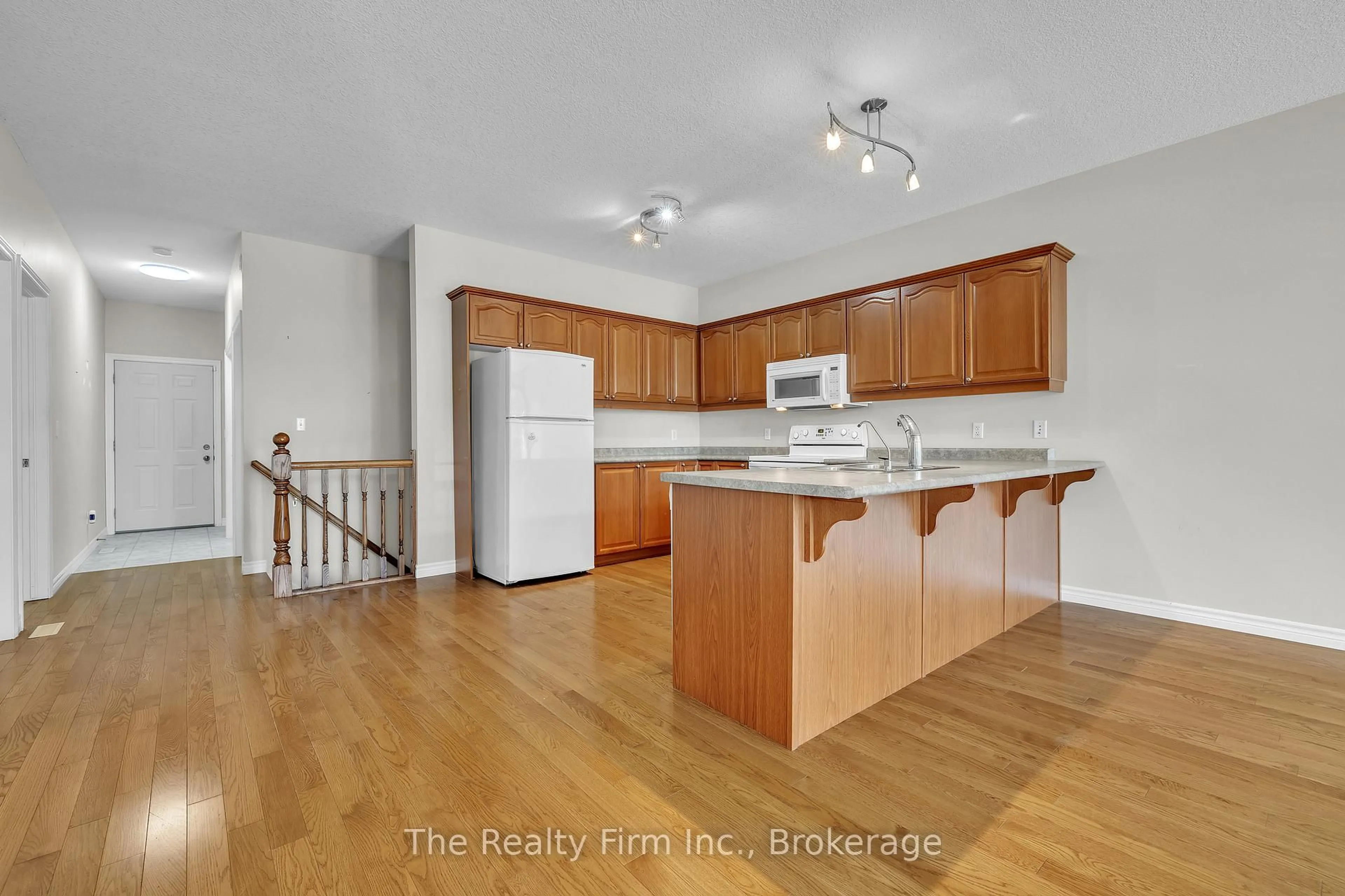 Open concept kitchen, wood/laminate floor for 665 Southwood Way #3, Woodstock Ontario N4S 9A6