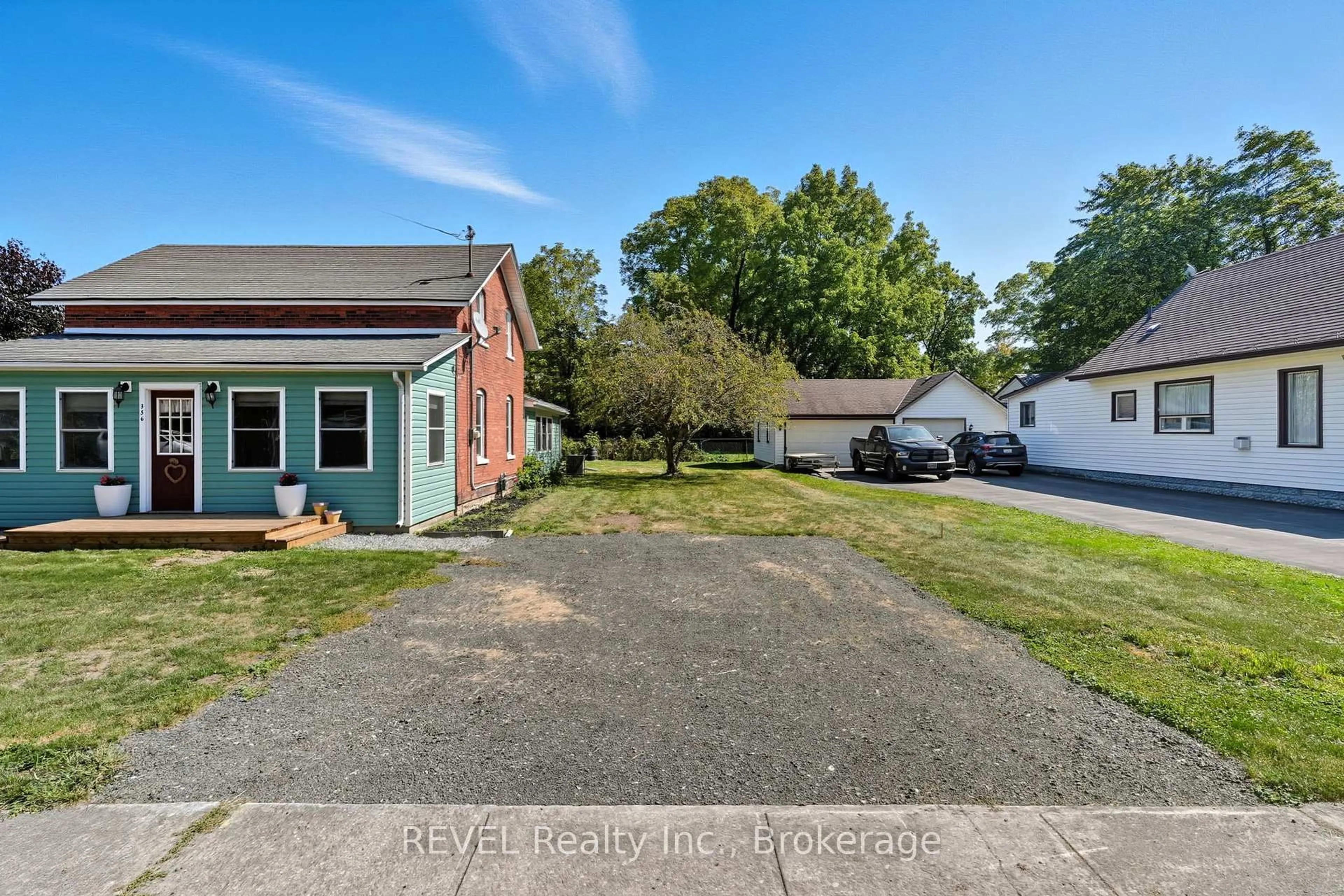 A pic from outside/outdoor area/front of a property/back of a property/a pic from drone, street for 356 South Mill St, Fort Erie Ontario L0S 1N0