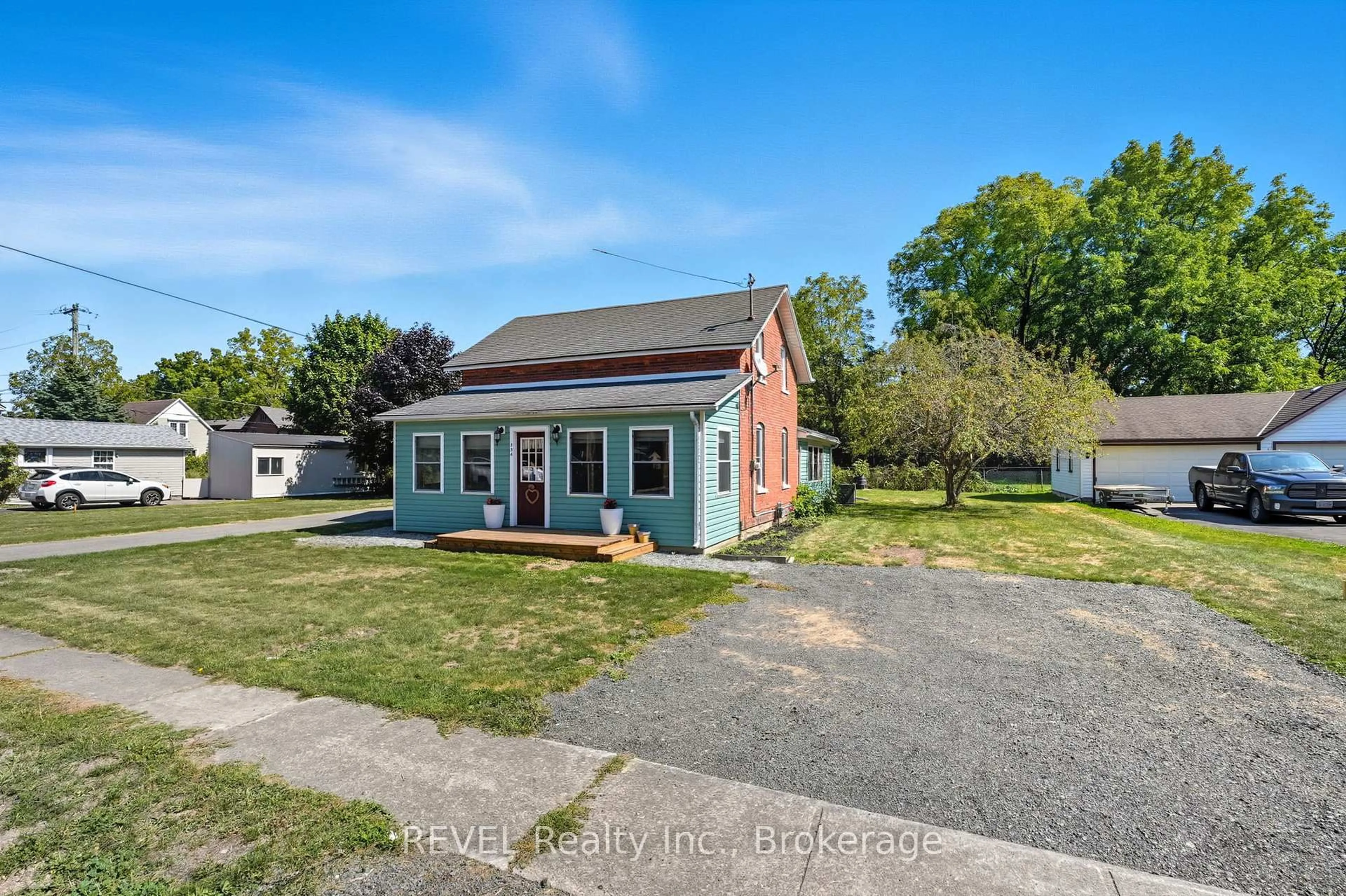 A pic from outside/outdoor area/front of a property/back of a property/a pic from drone, street for 356 South Mill St, Fort Erie Ontario L0S 1N0
