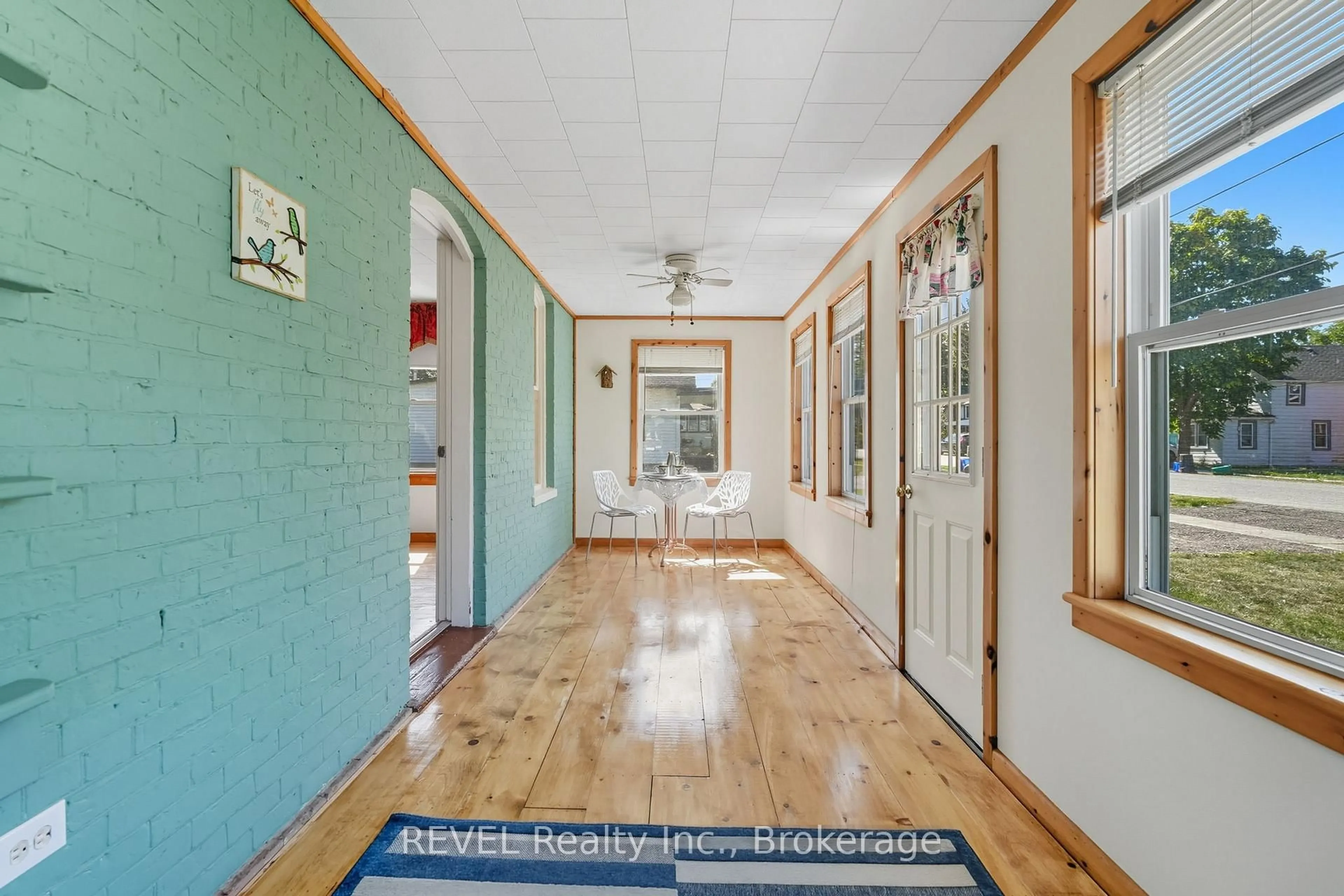 Indoor foyer for 356 South Mill St, Fort Erie Ontario L0S 1N0