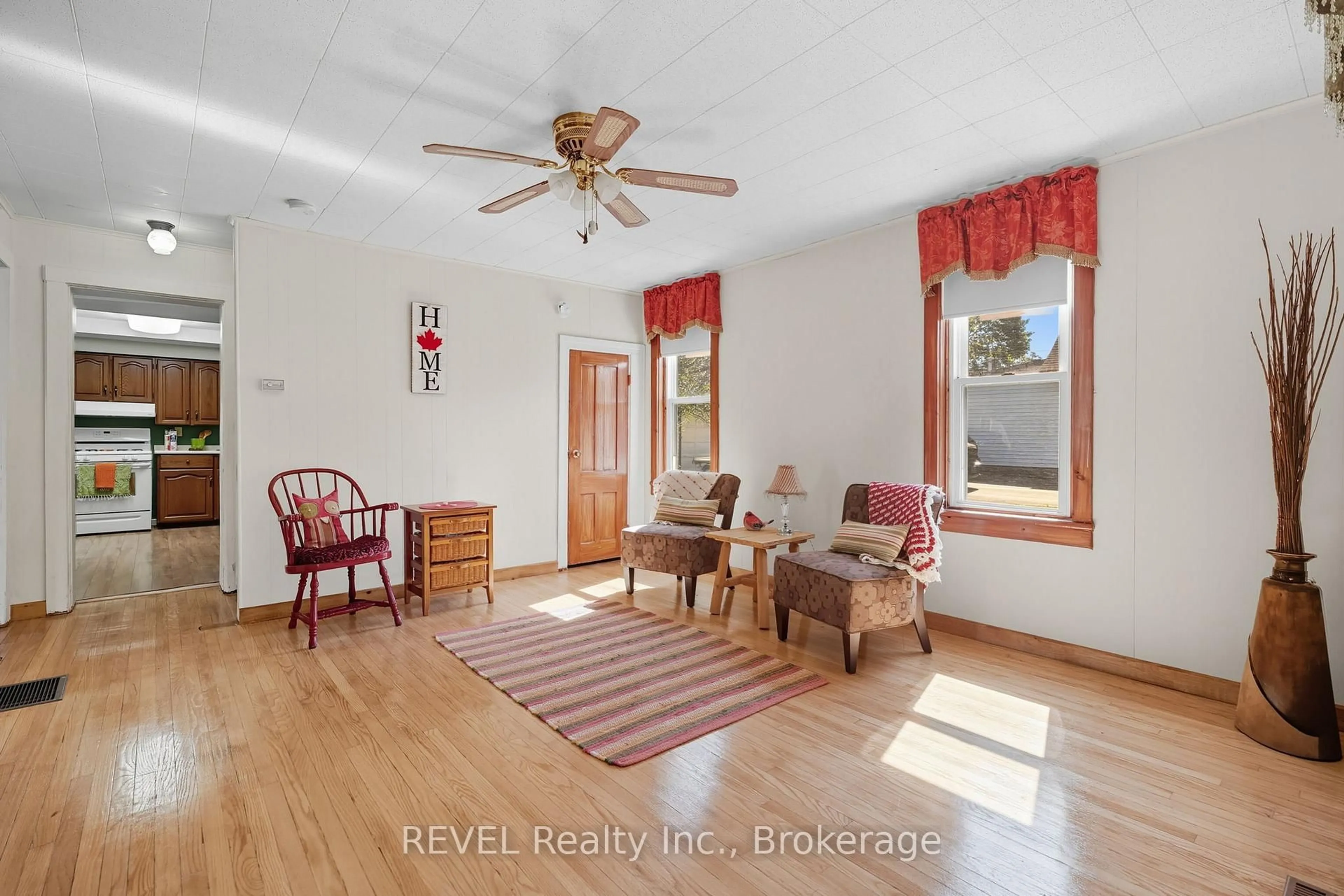 Living room with furniture, unknown for 356 South Mill St, Fort Erie Ontario L0S 1N0