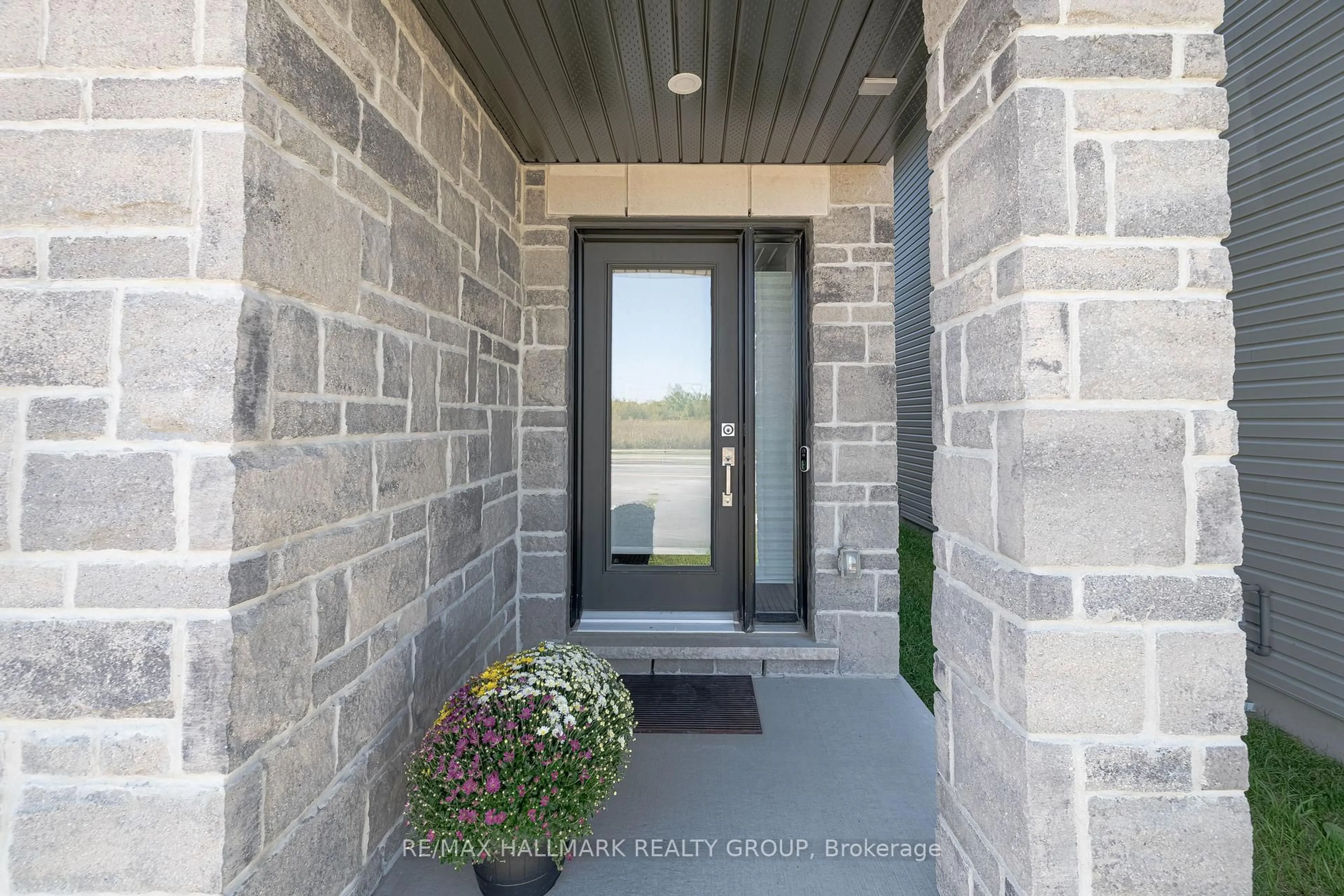 Indoor entryway for 5017 Abbott St, Ottawa Ontario K2V 0M6