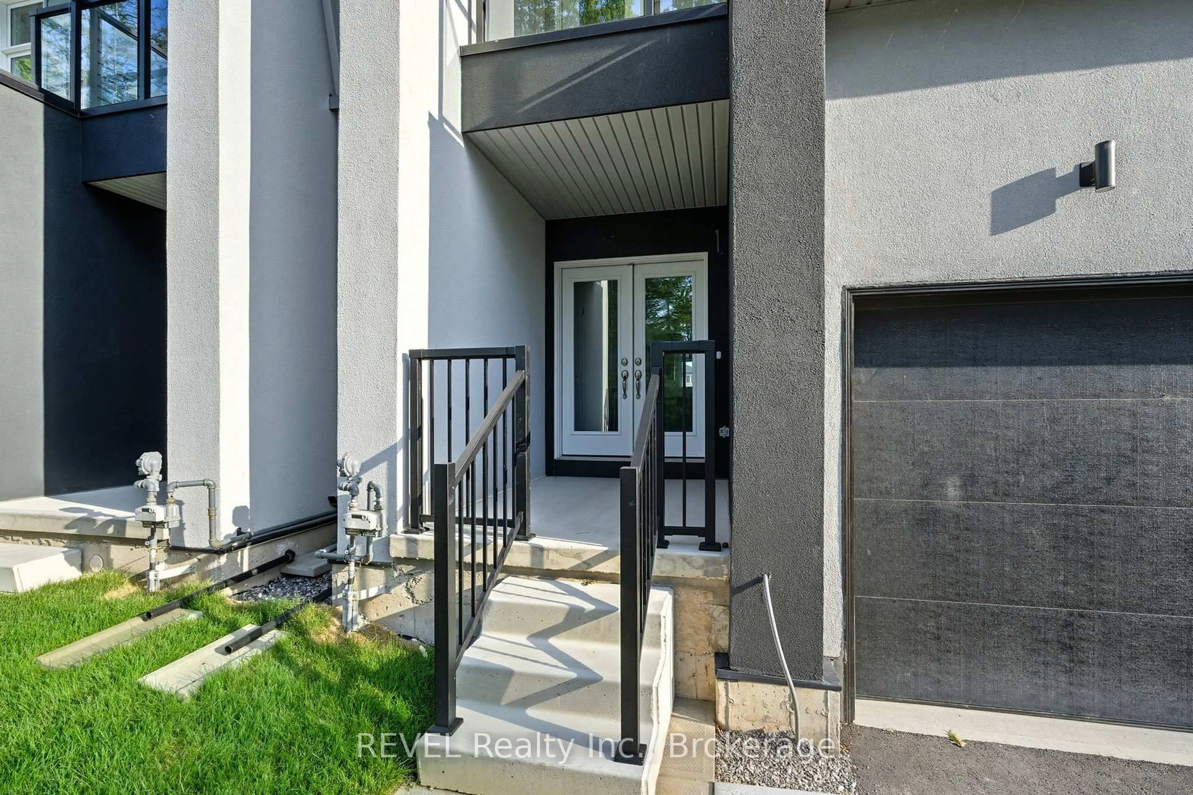 Indoor entryway for 3284 Parker Ave, Fort Erie Ontario L0S 1N0