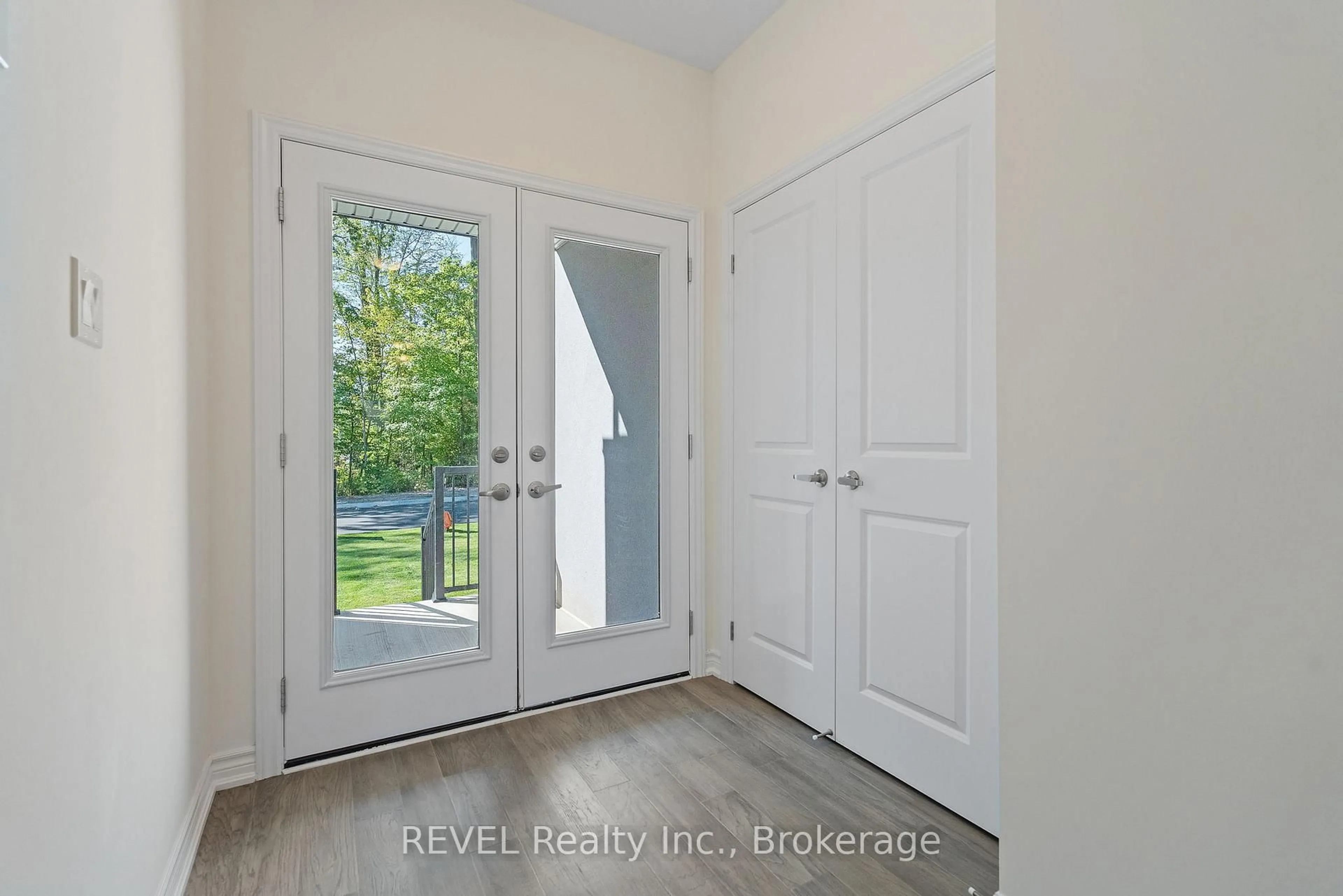 Indoor entryway for 3284 Parker Ave, Fort Erie Ontario L0S 1N0