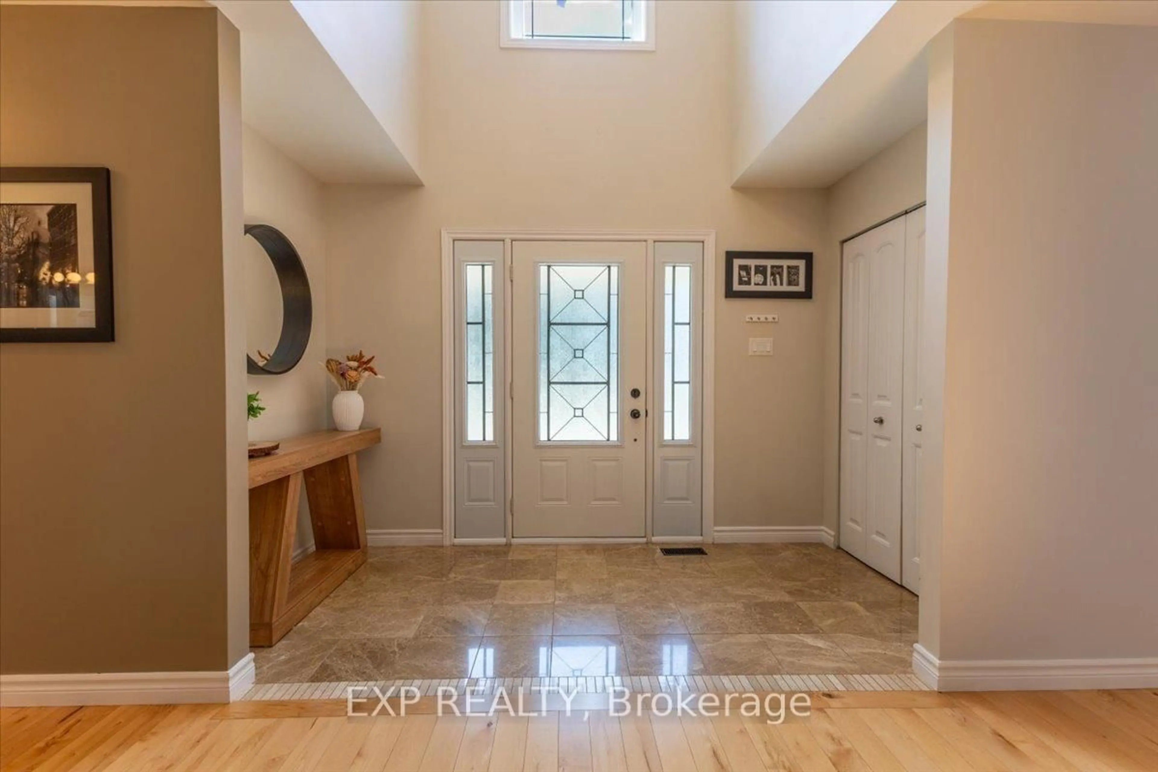 Indoor entryway for 6719 Deer Run Pl, North Gower Ontario K0A 2T0