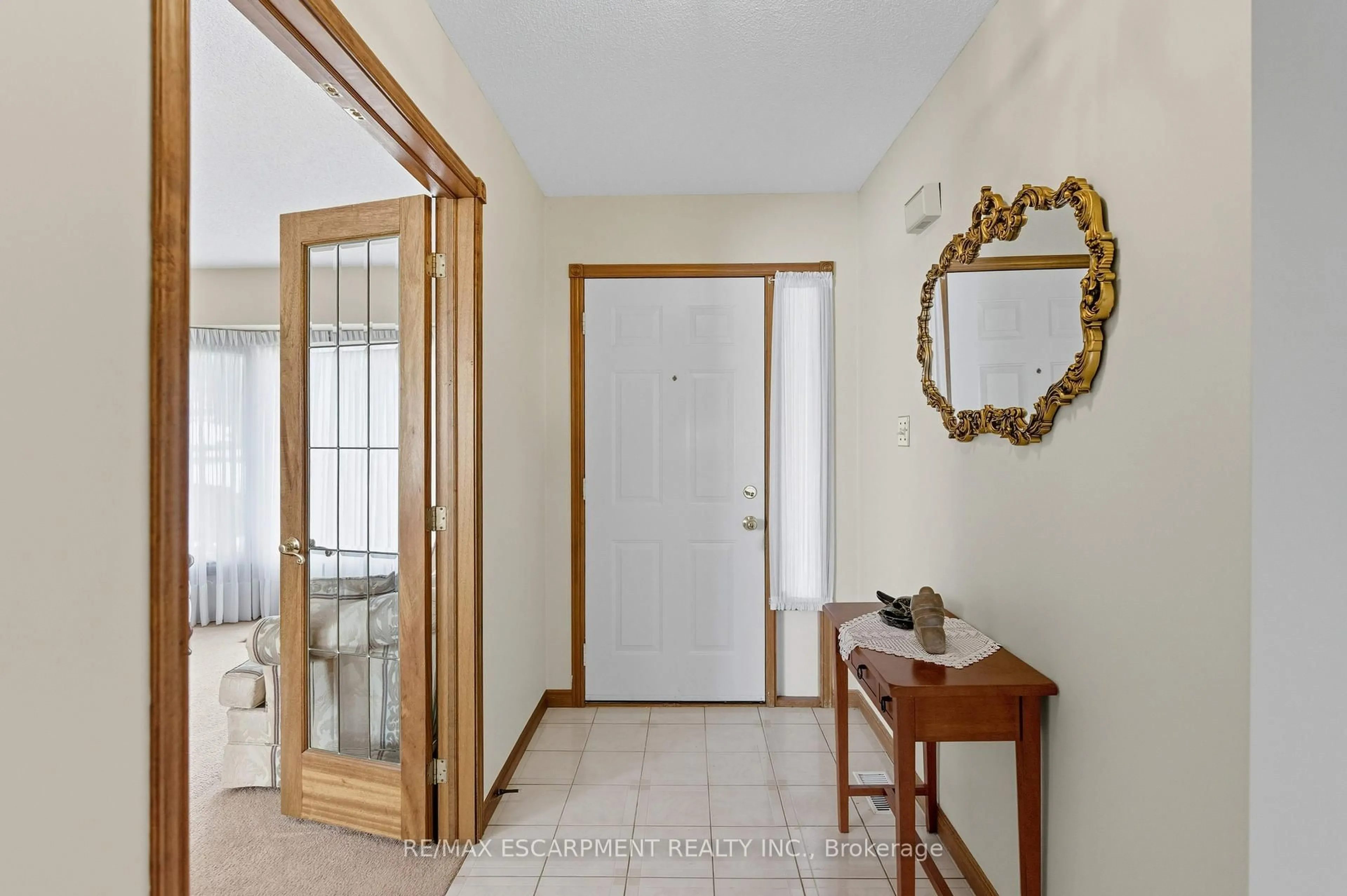 Indoor entryway for 40 GATESTONE Dr, Hamilton Ontario L8J 2P4