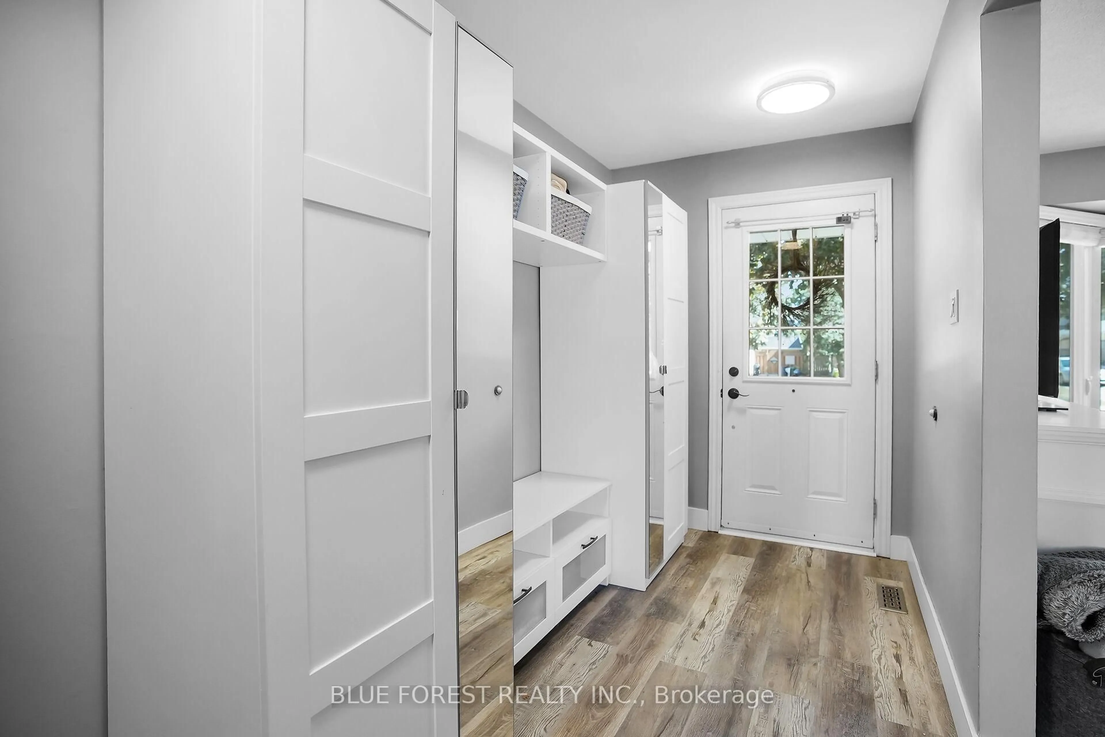 Indoor entryway for 90 Edmunds Cres, London South Ontario N5Z 4J2