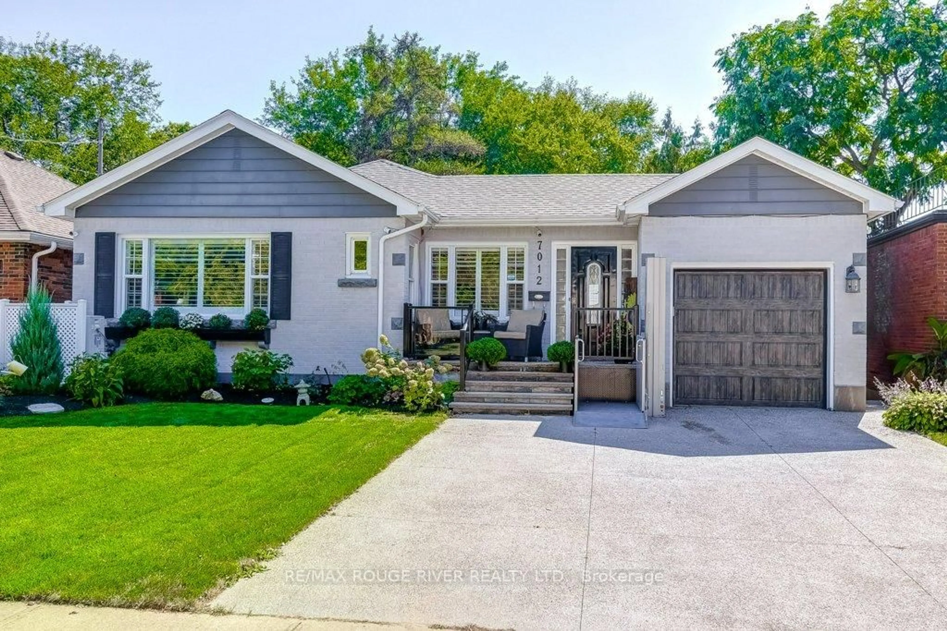 Home with vinyl exterior material, street for 7012 Barker St, Niagara Falls Ontario L2G 1Z6