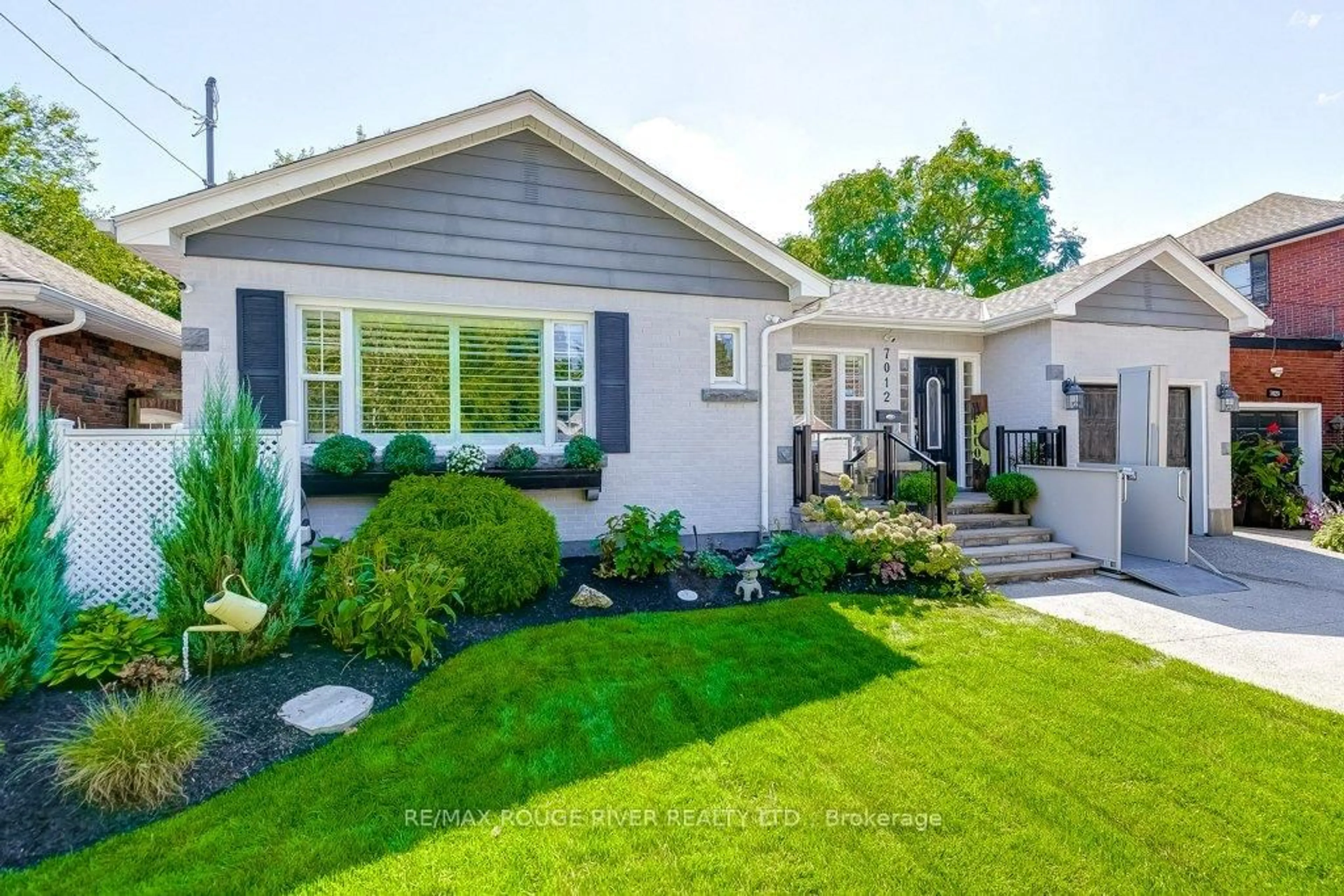Home with vinyl exterior material, street for 7012 Barker St, Niagara Falls Ontario L2G 1Z6