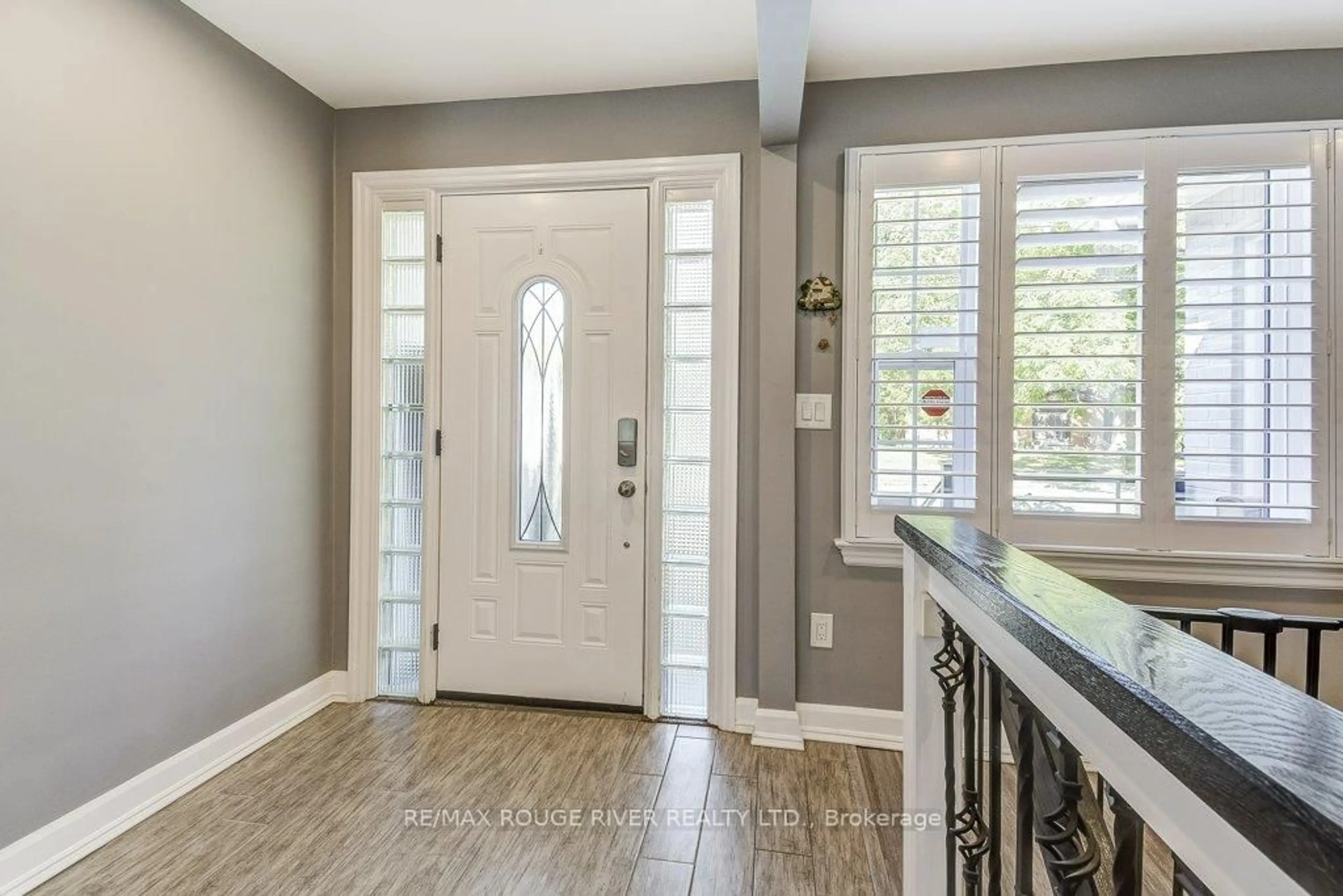 Indoor entryway for 7012 Barker St, Niagara Falls Ontario L2G 1Z6