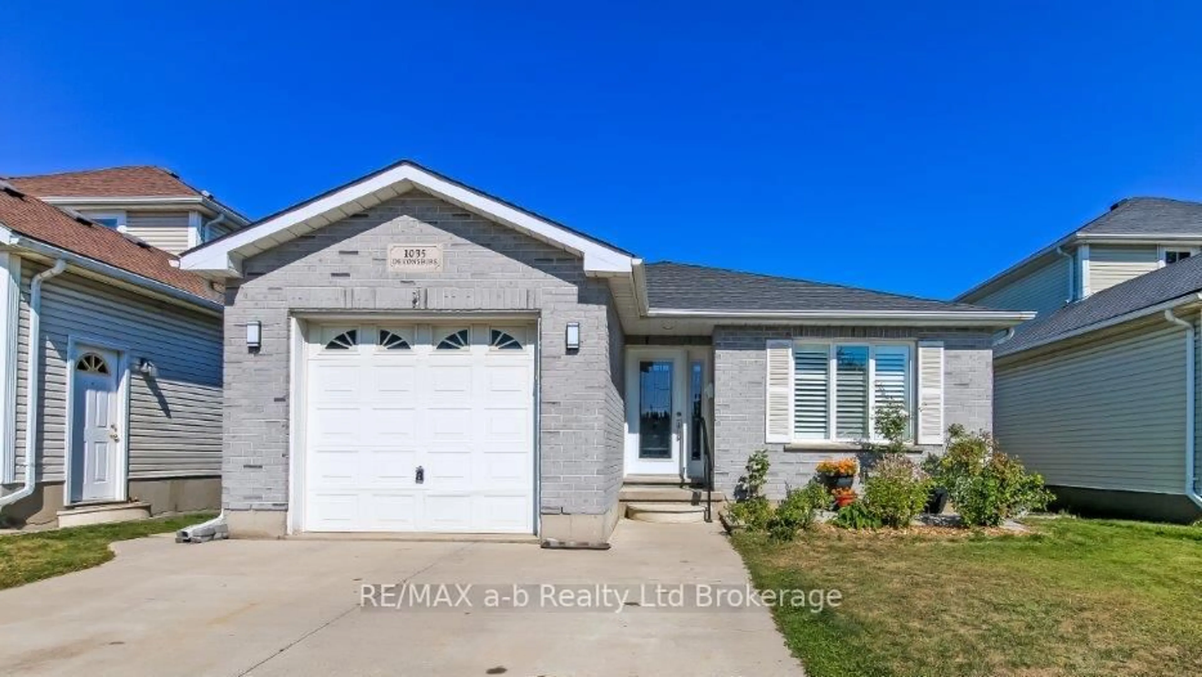 Home with vinyl exterior material, street for 1035 Devonshire Ave, Woodstock Ontario N4S 5S1