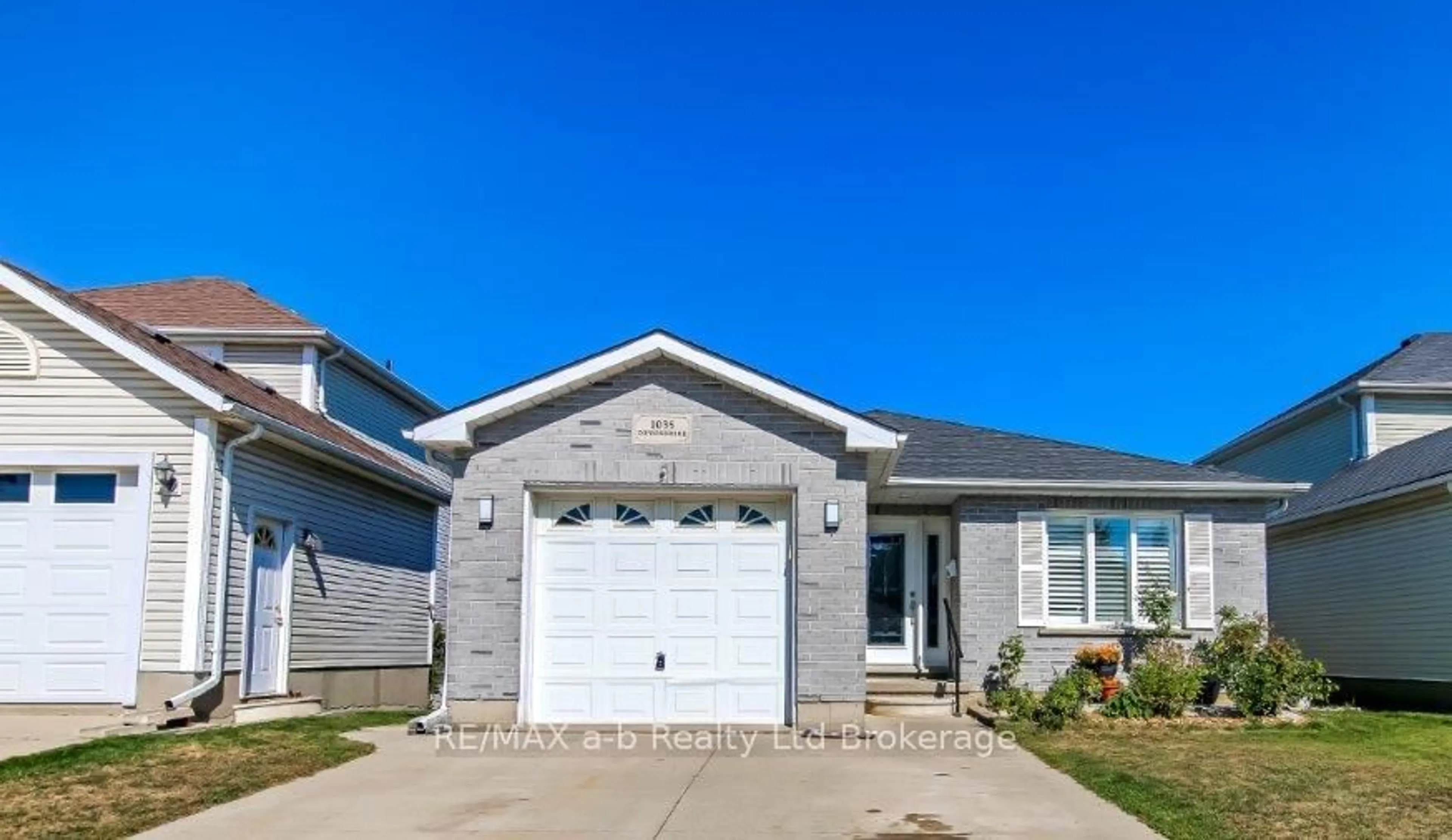 Home with vinyl exterior material, street for 1035 Devonshire Ave, Woodstock Ontario N4S 5S1