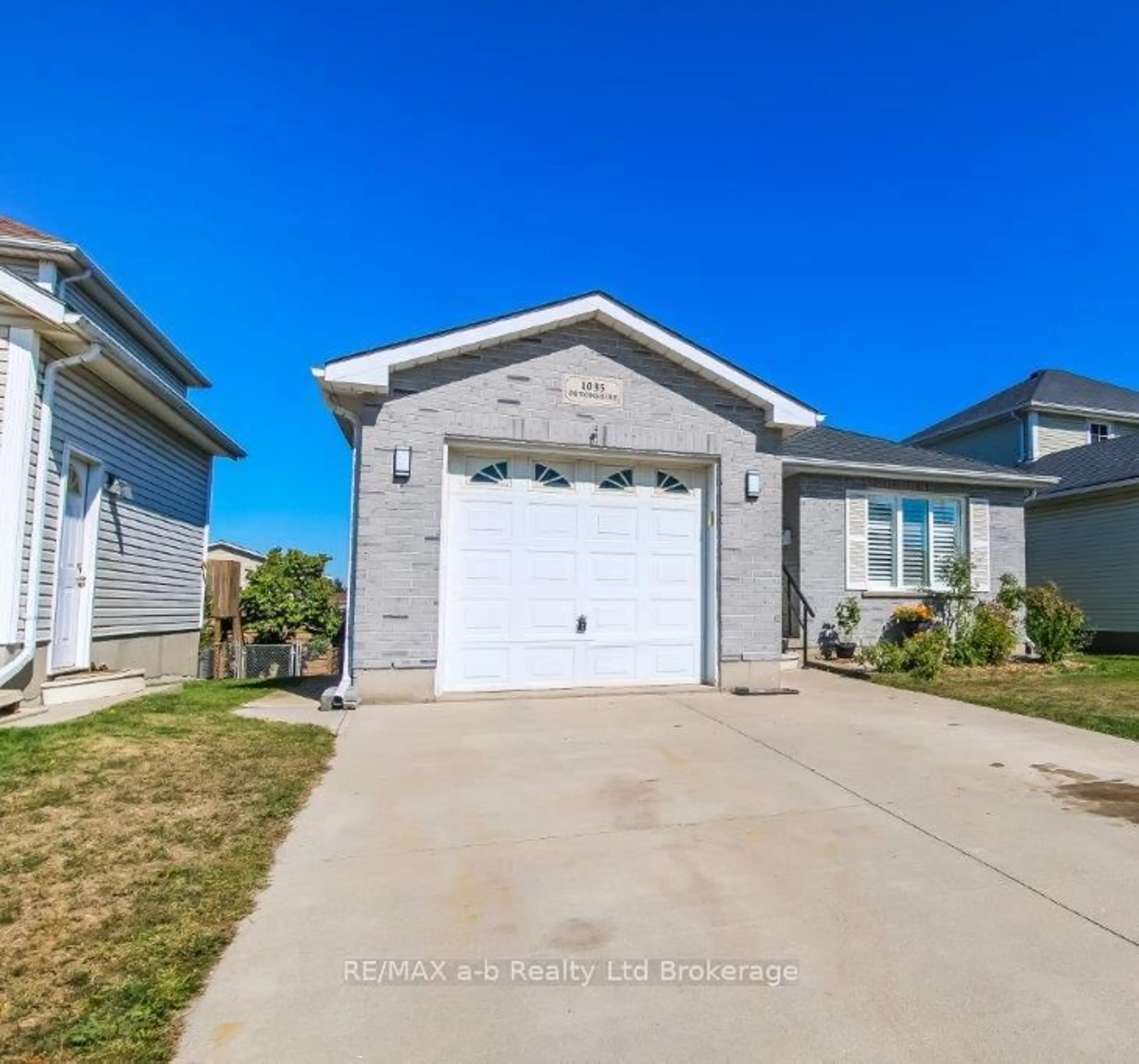Home with vinyl exterior material, street for 1035 Devonshire Ave, Woodstock Ontario N4S 5S1