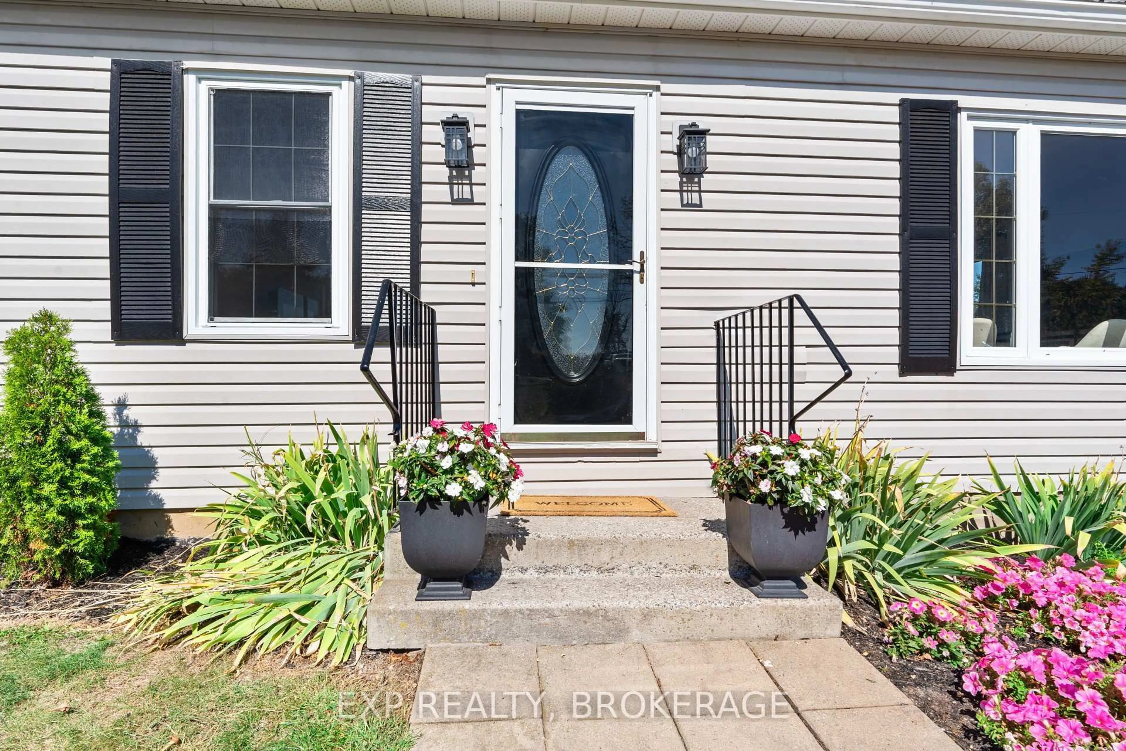 Indoor entryway for 64 BERRY Rd, Front of Leeds & Seeleys Bay Ontario K7G 2V3