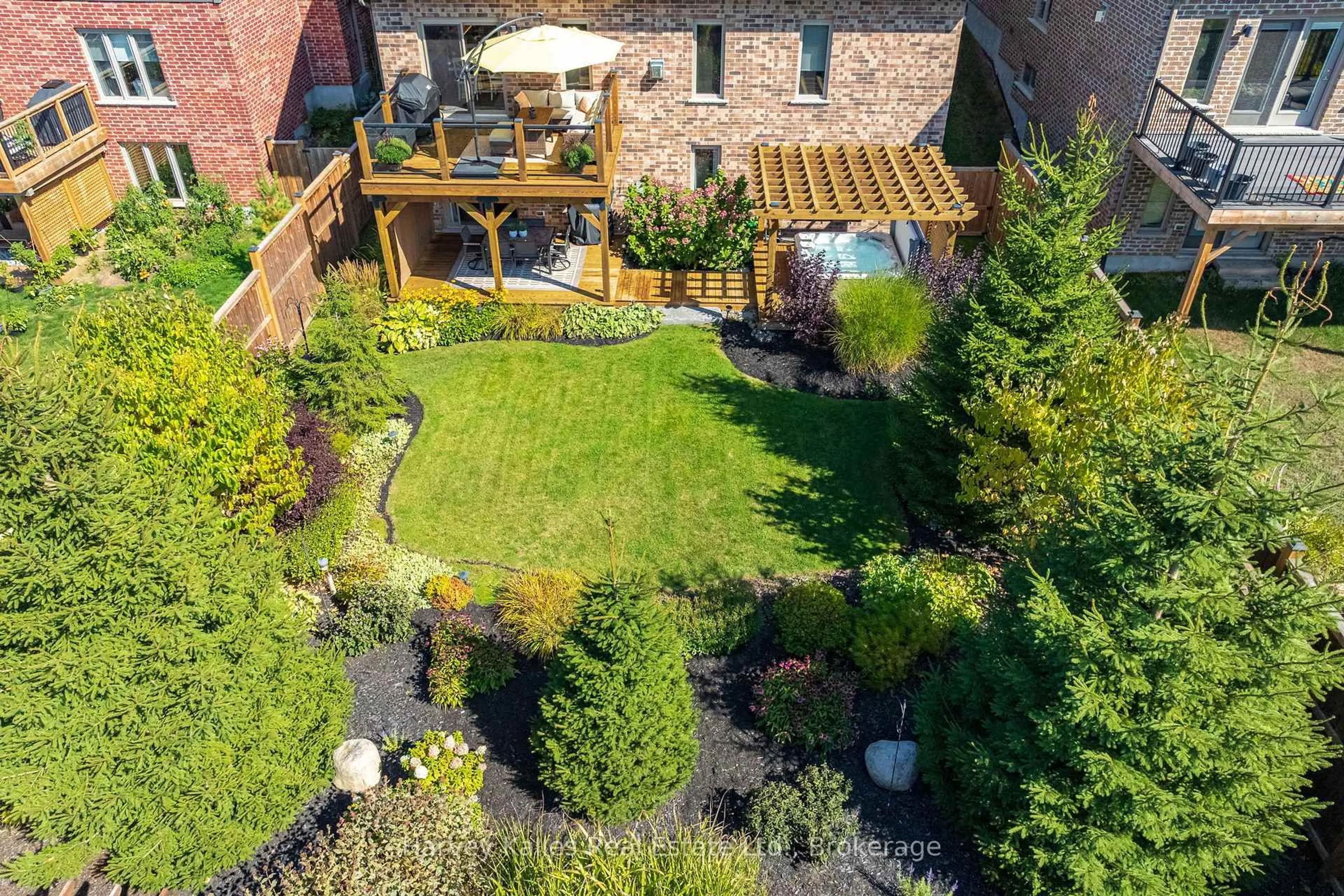 A pic from outside/outdoor area/front of a property/back of a property/a pic from drone, street for 5 Braeside Cres, Huntsville Ontario P1H 0C5